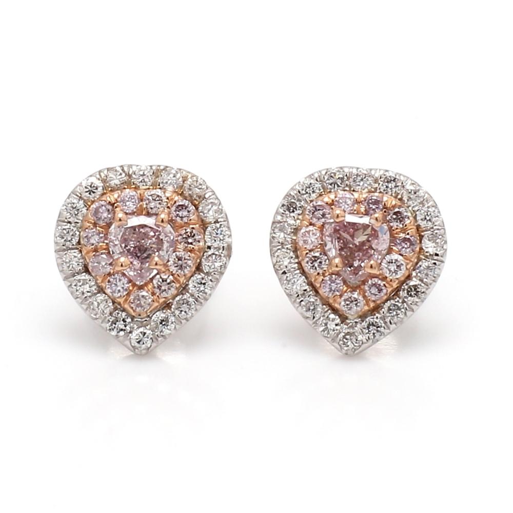 Orecchini a perno con cuore in Pink Diamond

Questi squisiti orecchini a perno sono caratterizzati da diamanti rosa a forma di cuore incastonati in oro 18 carati. I diamanti rosa centrali sono circondati da un'aureola di diamanti rosa e bianchi più