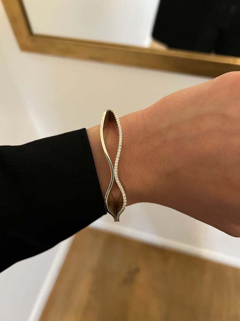 STRATUM BANGLE White gold with a single diamond edge by Liv Luttrell In New Condition For Sale In London, England