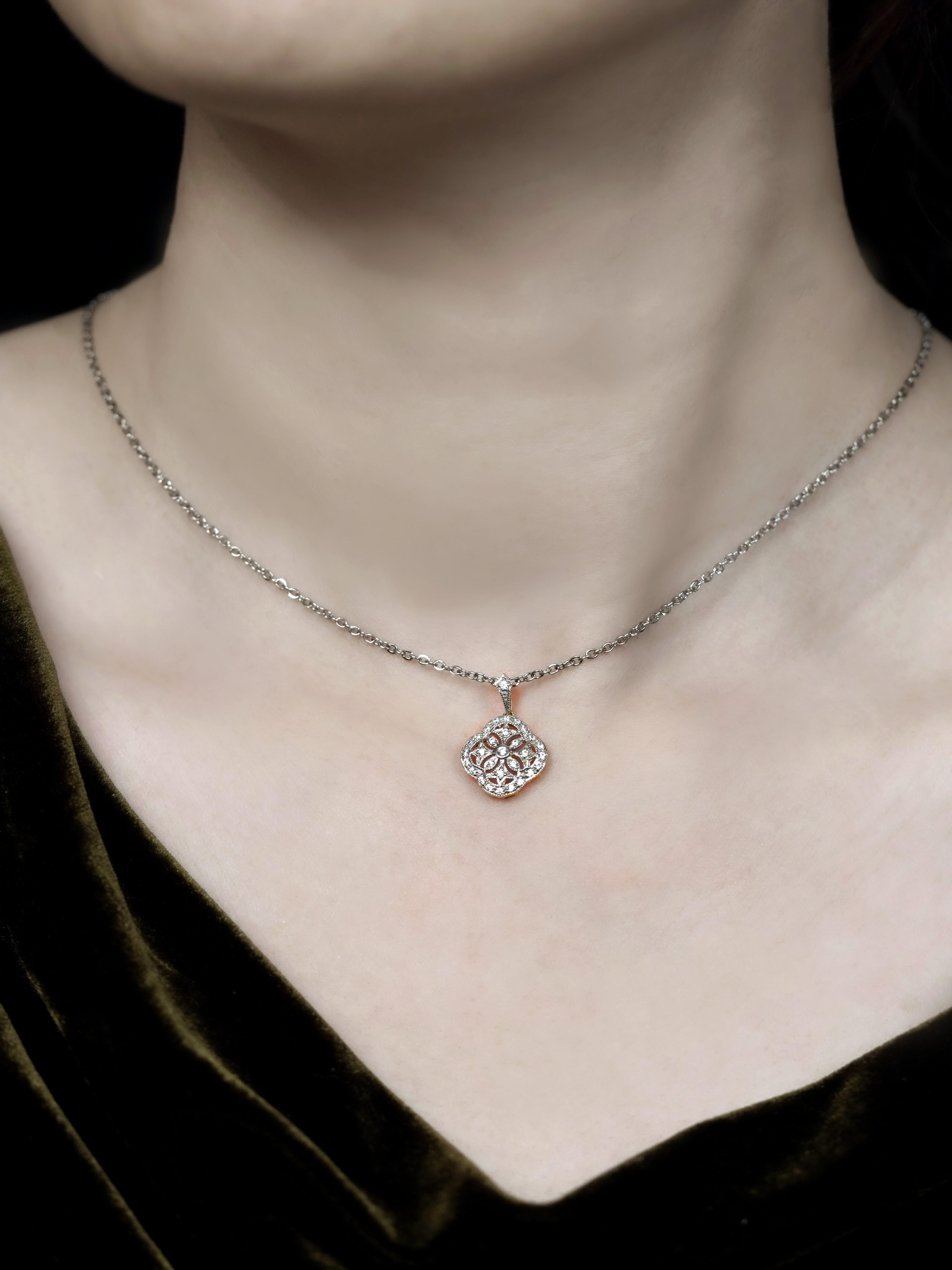 Dieser florale Anhänger ist mit funkelnden Diamanten geschmückt, die zeitlose Schönheit ausstrahlen.
Das raffinierte Design verbindet geometrische Formen mit weichen, femininen Kurven und sorgt für einen Hauch von Vintage-Raffinesse. Perfekt, um