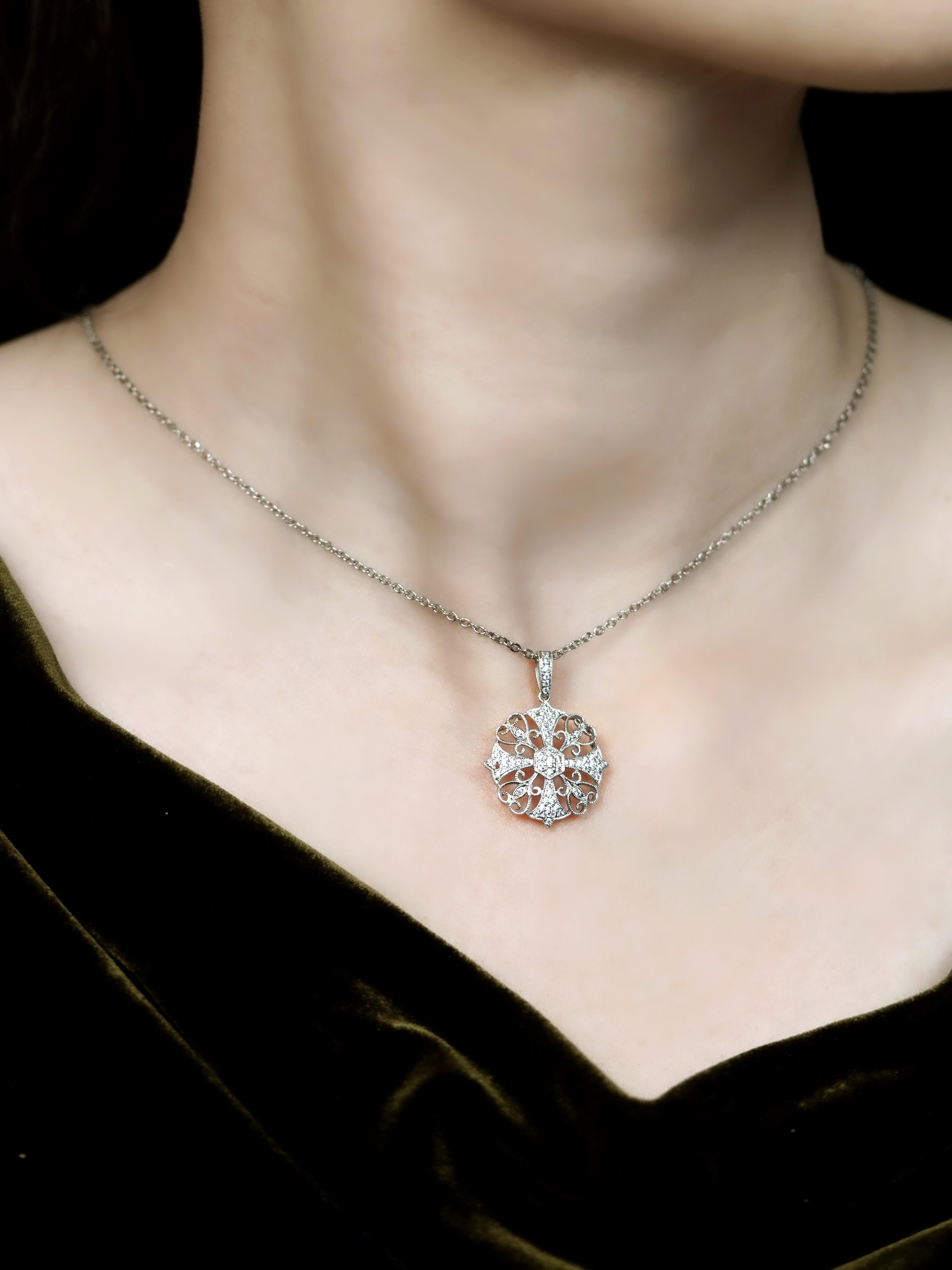 Art Déco Ciondolo floreale con diamante in stile edoardiano in oro bianco 14K in vendita