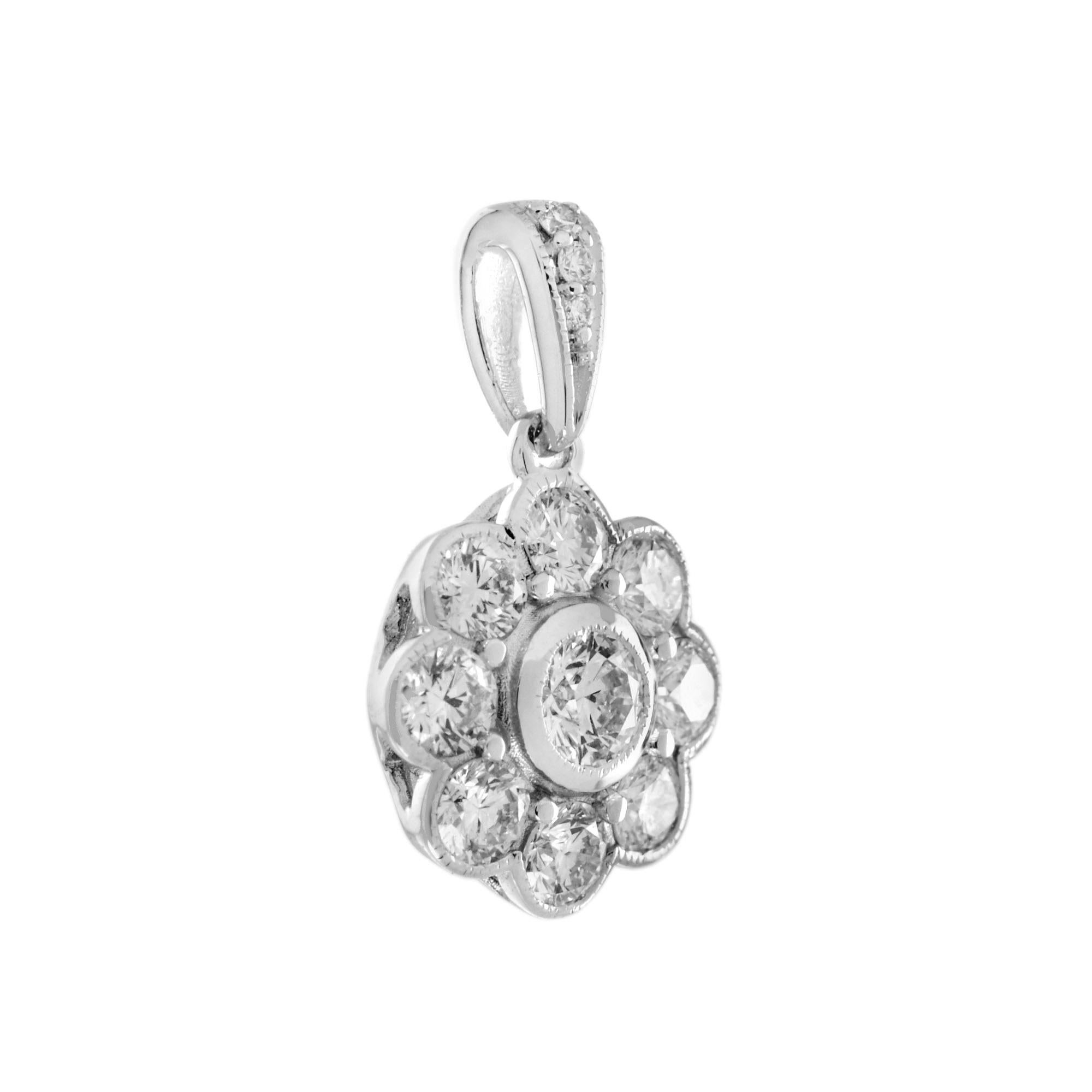Vous pouvez ajouter un peu de la beauté du monde naturel à votre collection de bijoux avec ce magnifique pendentif en diamant floral de style édouardien. Ce joli pendentif en or blanc est orné d'un diamant central de 0,5 carat, entouré de huit