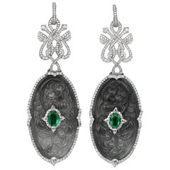 Boucles d'oreilles pendantes en or blanc 18 carats avec diamants, émeraudes et jade incurvé