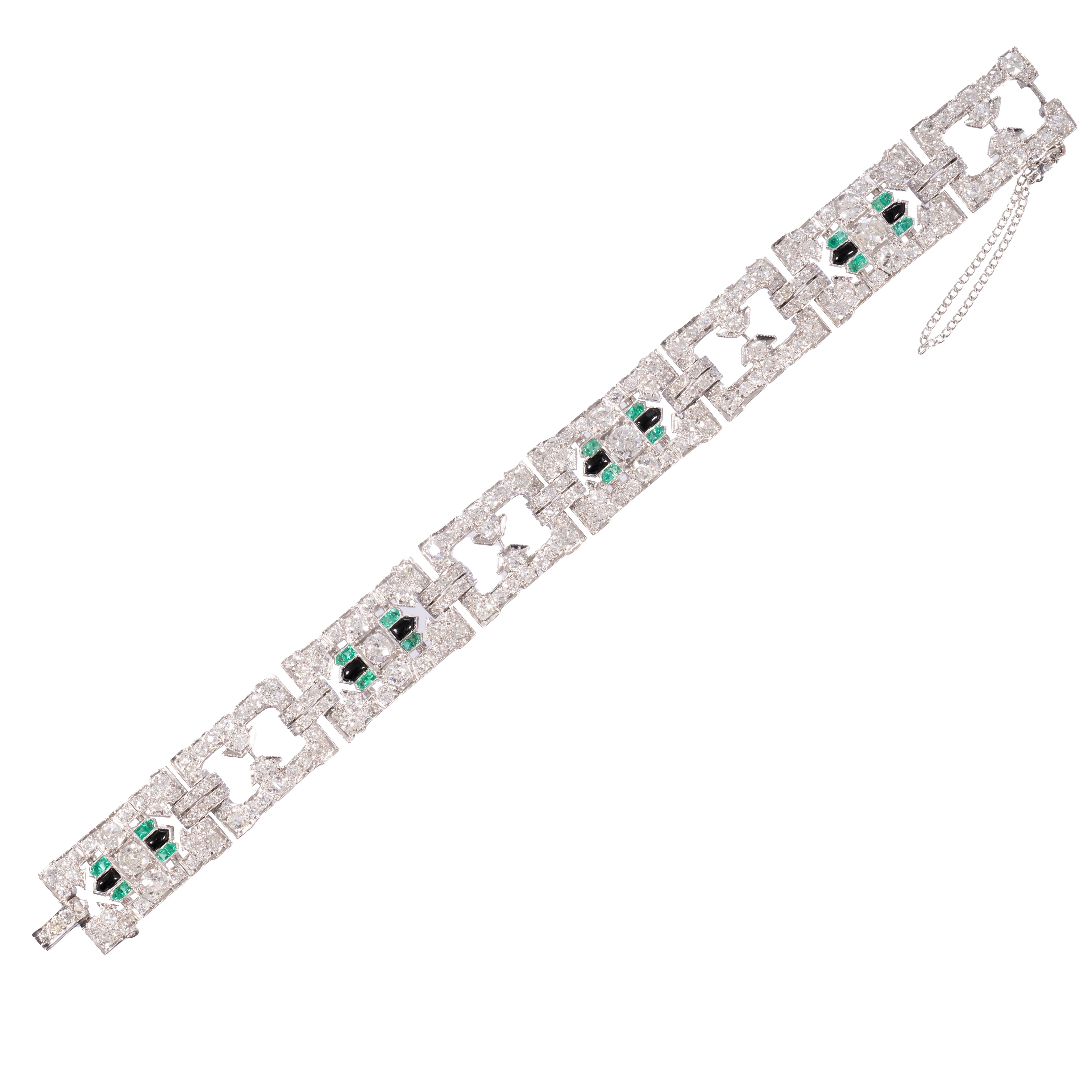 Bracelet Art déco en diamant, onyx et émeraude, fait à la main en platine, vers 1930. Un superbe arrangement de diamants de taille Old European Cut, Old Mine Cut et Single Cut orne l'ensemble de cette pièce. Le design du bracelet s'inscrit dans le