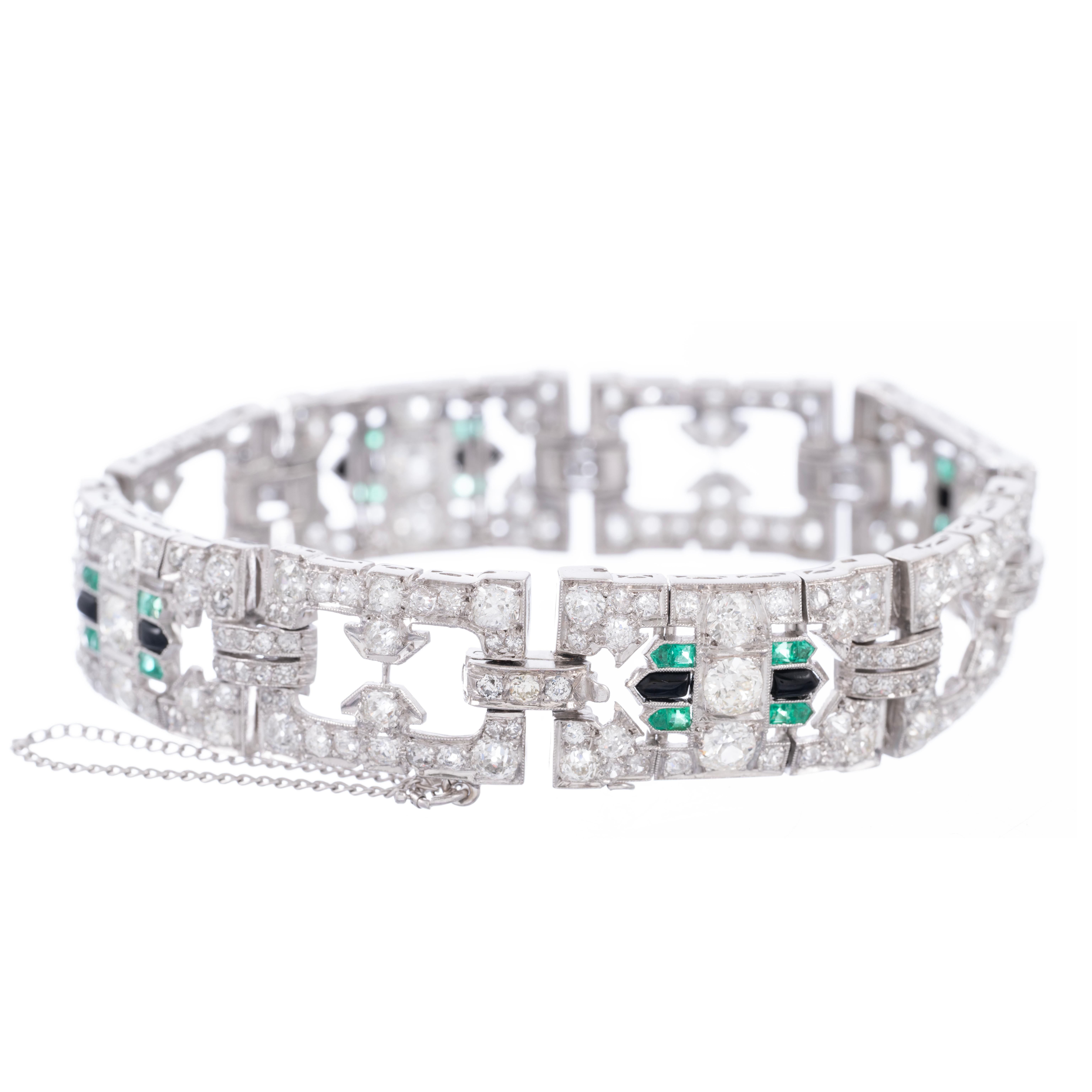 Taille vieille Europe Bracelet en platine Art Déco avec diamants, émeraudes et onyx Circa 1930 en vente