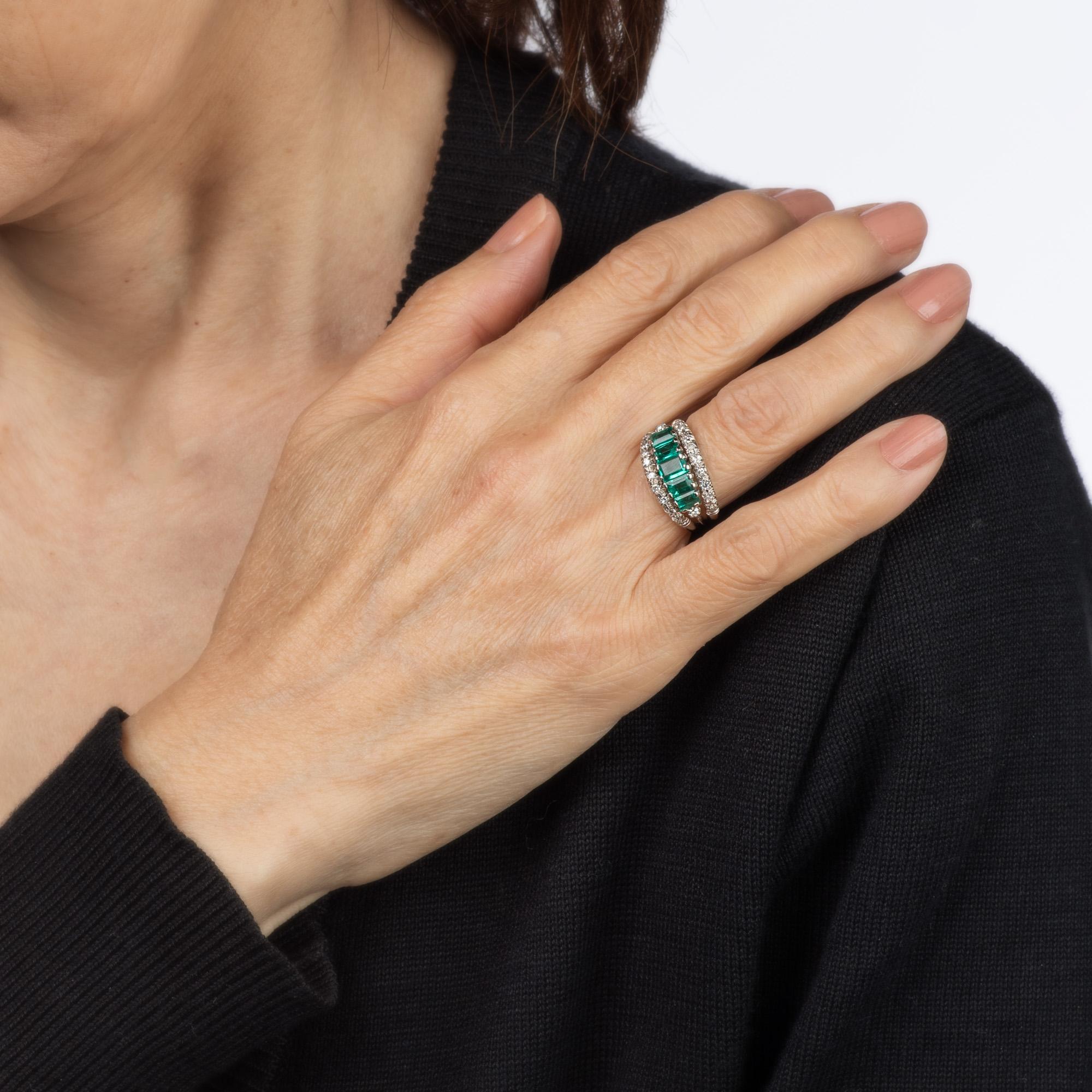 Diamant Smaragd Jahrestag-Ring Vintage 18k Weißgold 4,75 Band feiner Schmuck mit Smaragd Damen im Angebot