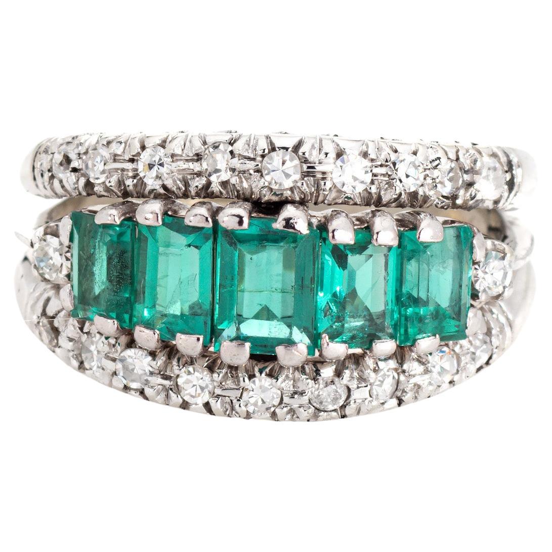 Diamant Smaragd Jahrestag-Ring Vintage 18k Weißgold 4,75 Band feiner Schmuck mit Smaragd im Angebot