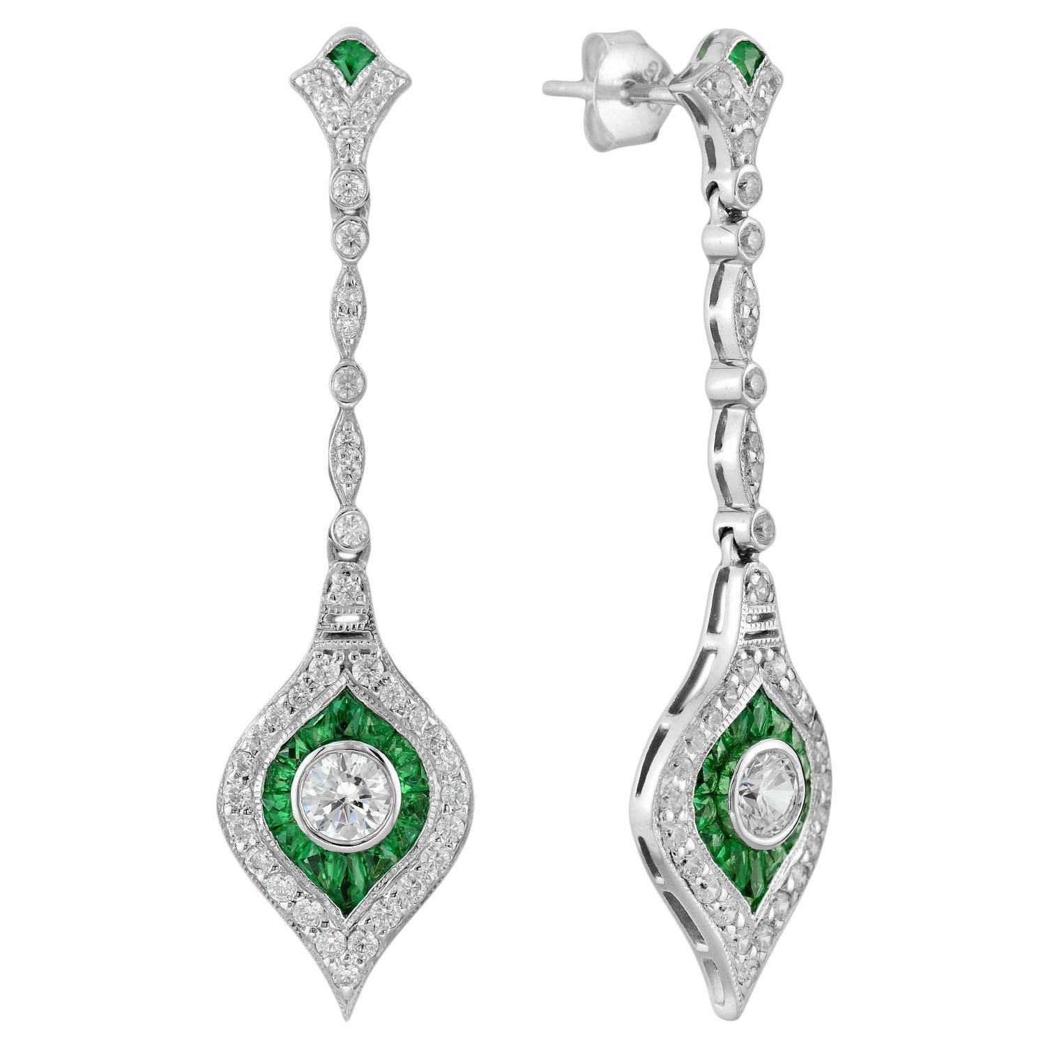 Orecchini pendenti in oro bianco 14K con diamanti e smeraldi in stile Art Deco in vendita