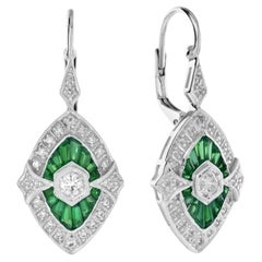 Boucles d'oreilles pendantes en or blanc 18 carats avec diamants et émeraudes de style Art Déco en forme de marquise