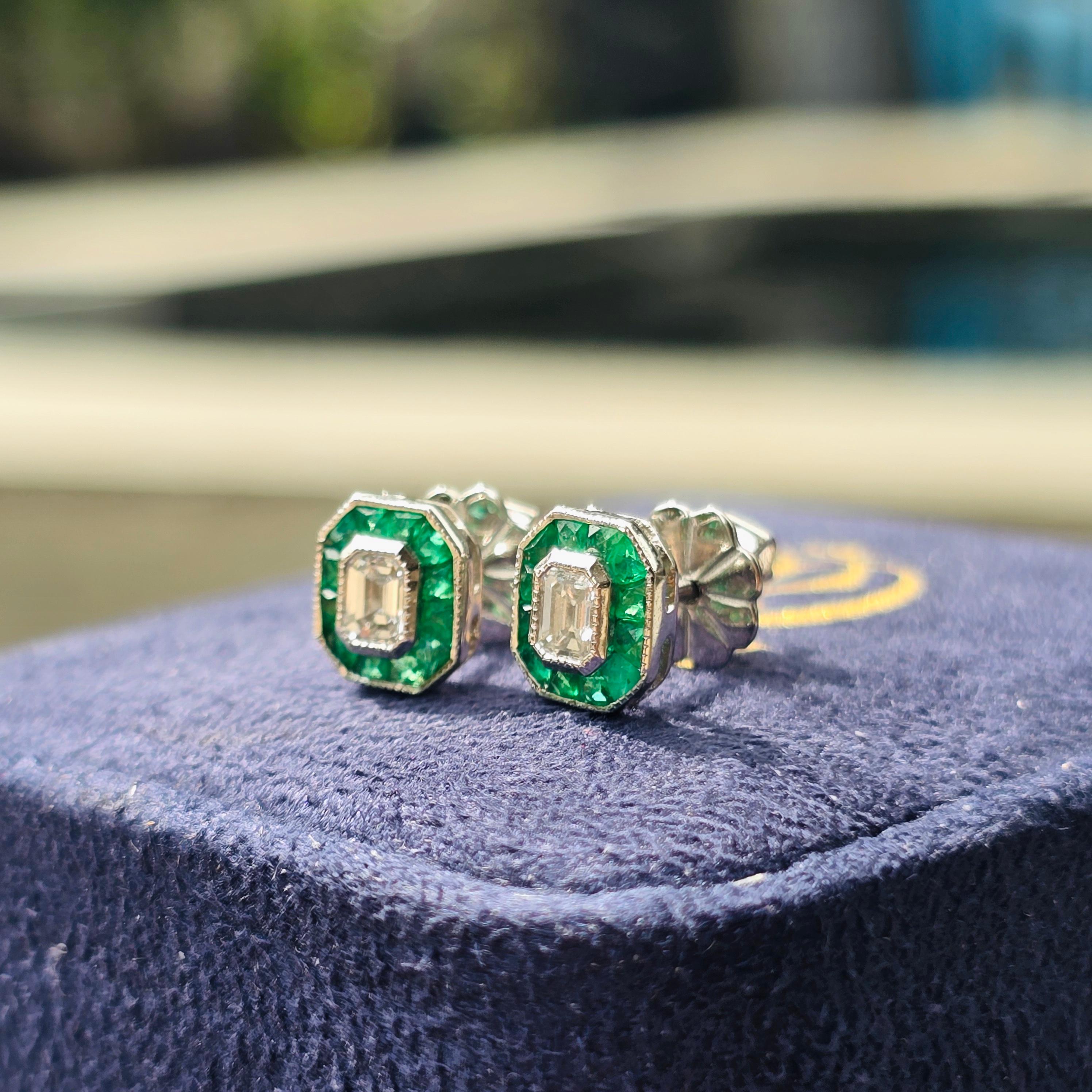 Donna Ciondolo e orecchini con diamante e smeraldo in stile Art Deco in oro 14K in vendita