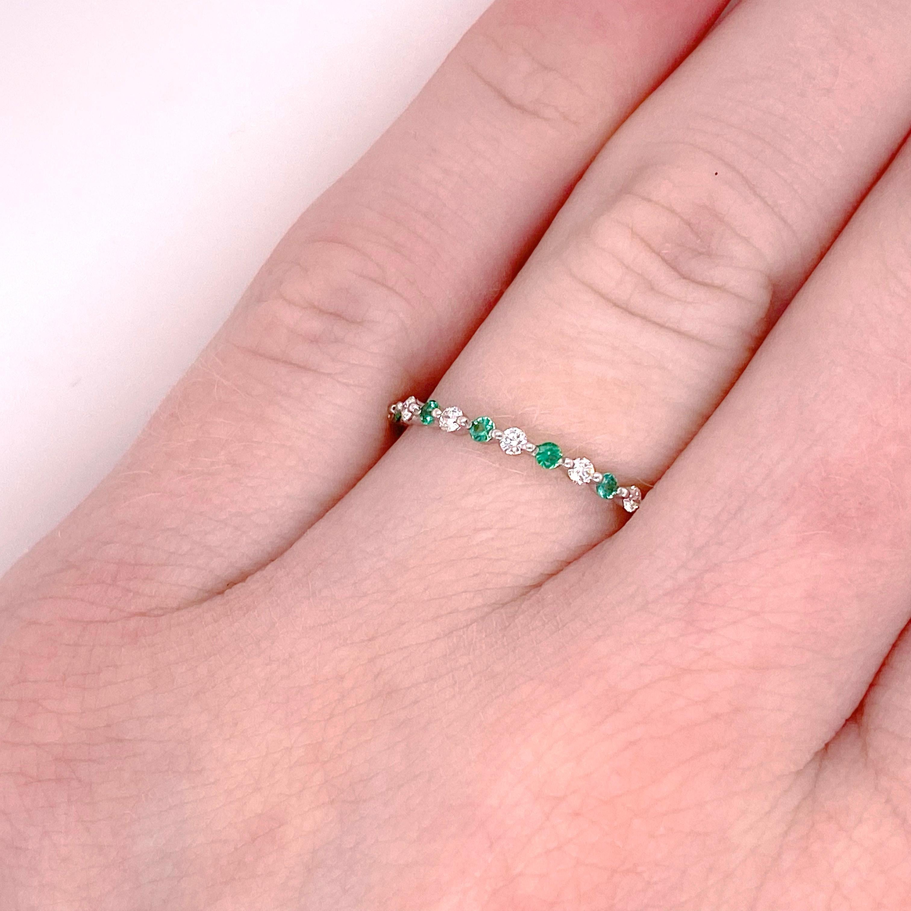 Dieser Smaragd- und Diamantring ist in wunderschönes 14-karätiges Weißgold gefasst. Der Ring hat ein Gesamtgewicht von 0,34 Karat. Insgesamt 14 Diamanten und Smaragde bilden ein wunderschönes Design. Es kann allein oder mit anderen stapelbaren