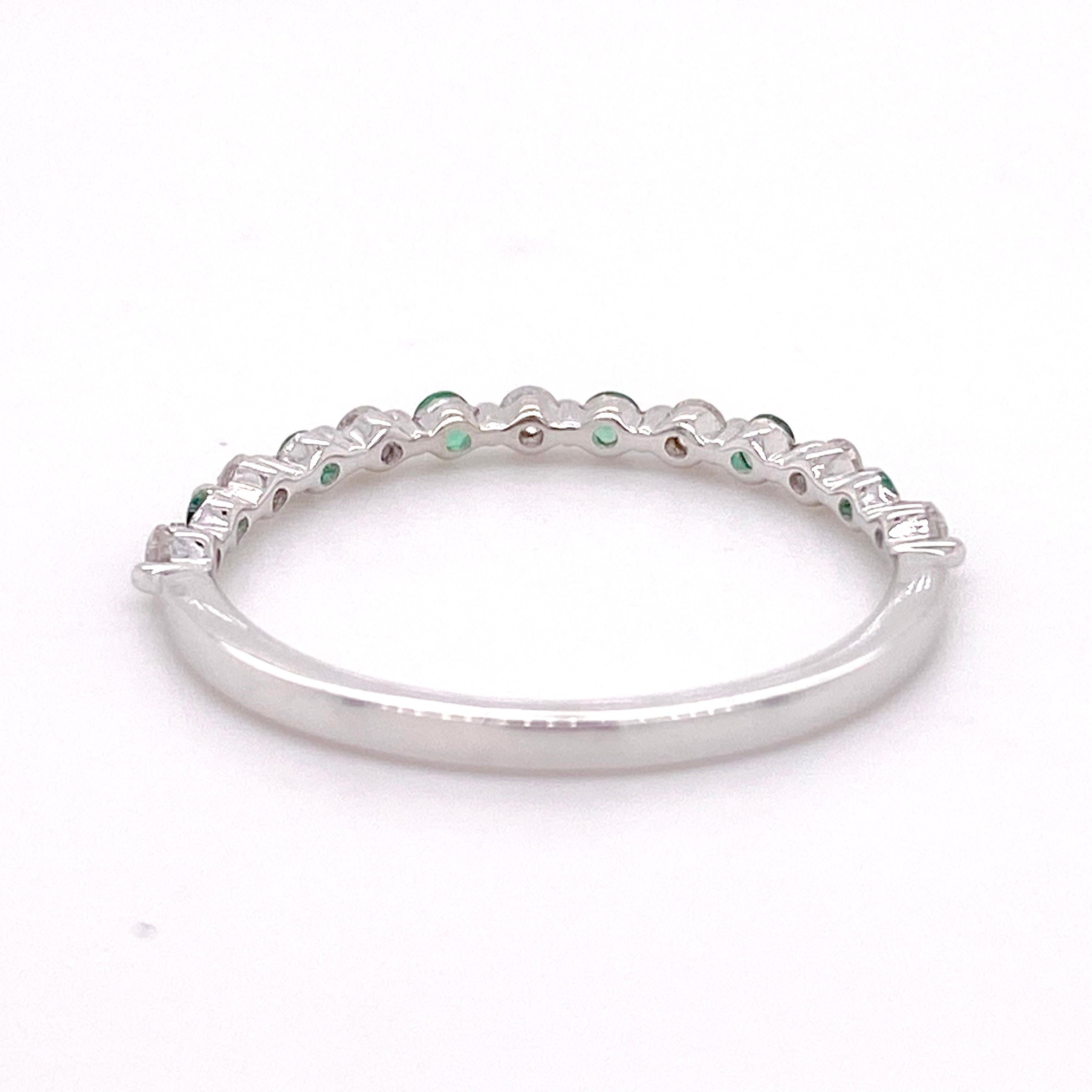 Diamant-Smaragdband, Weißgold, stapelbarer Ring (Rundschliff) im Angebot