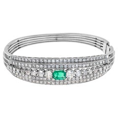 Diamond & Emerald bangle white gold w/ diamonds & center bright & green emerald