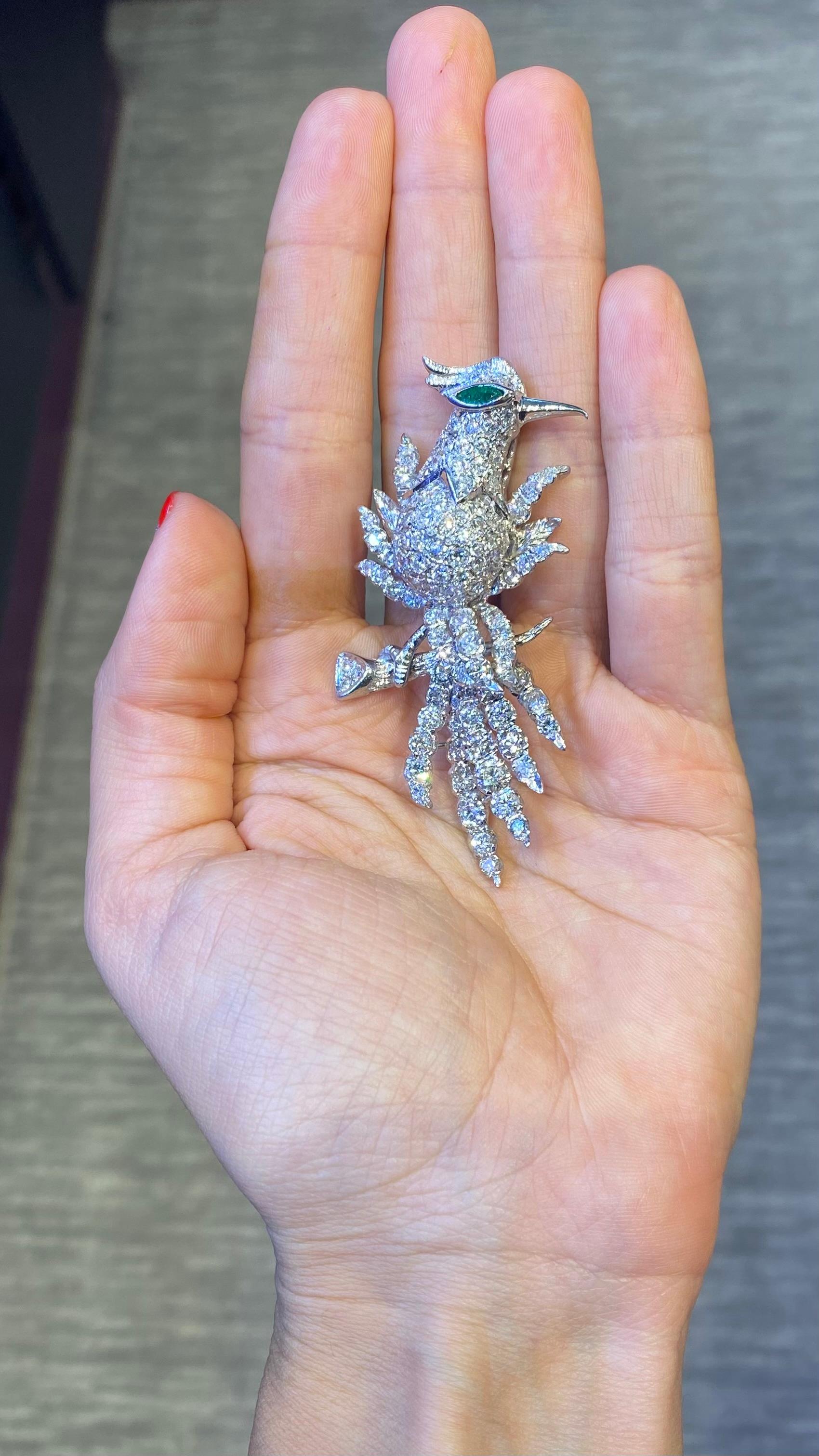 Taille ronde Broche oiseau en diamant et émeraude en vente