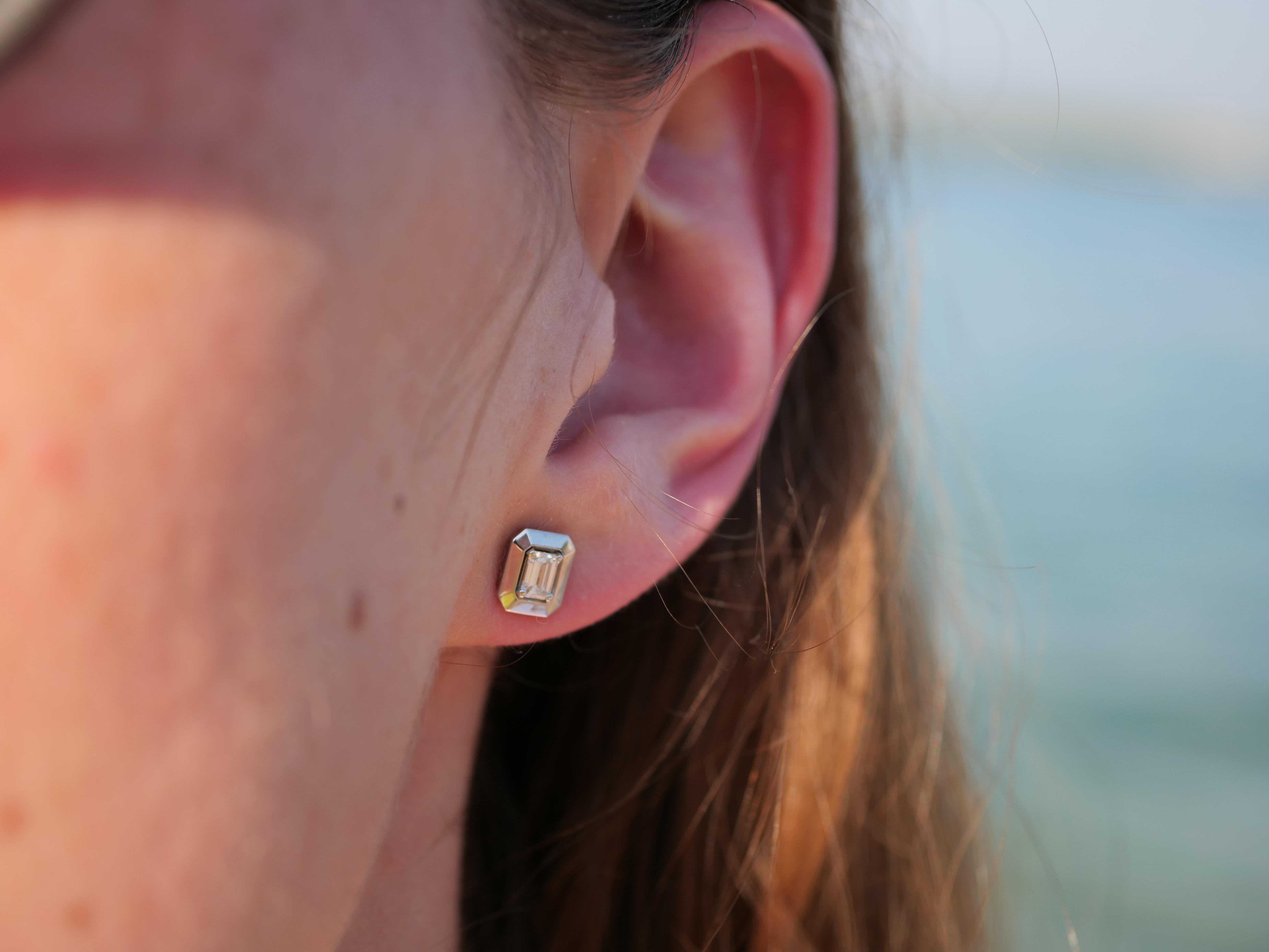 Clous d'oreilles en diamants taille émeraude totalisant 0,40 ct TW VS fabriqués en Italie en vente 4