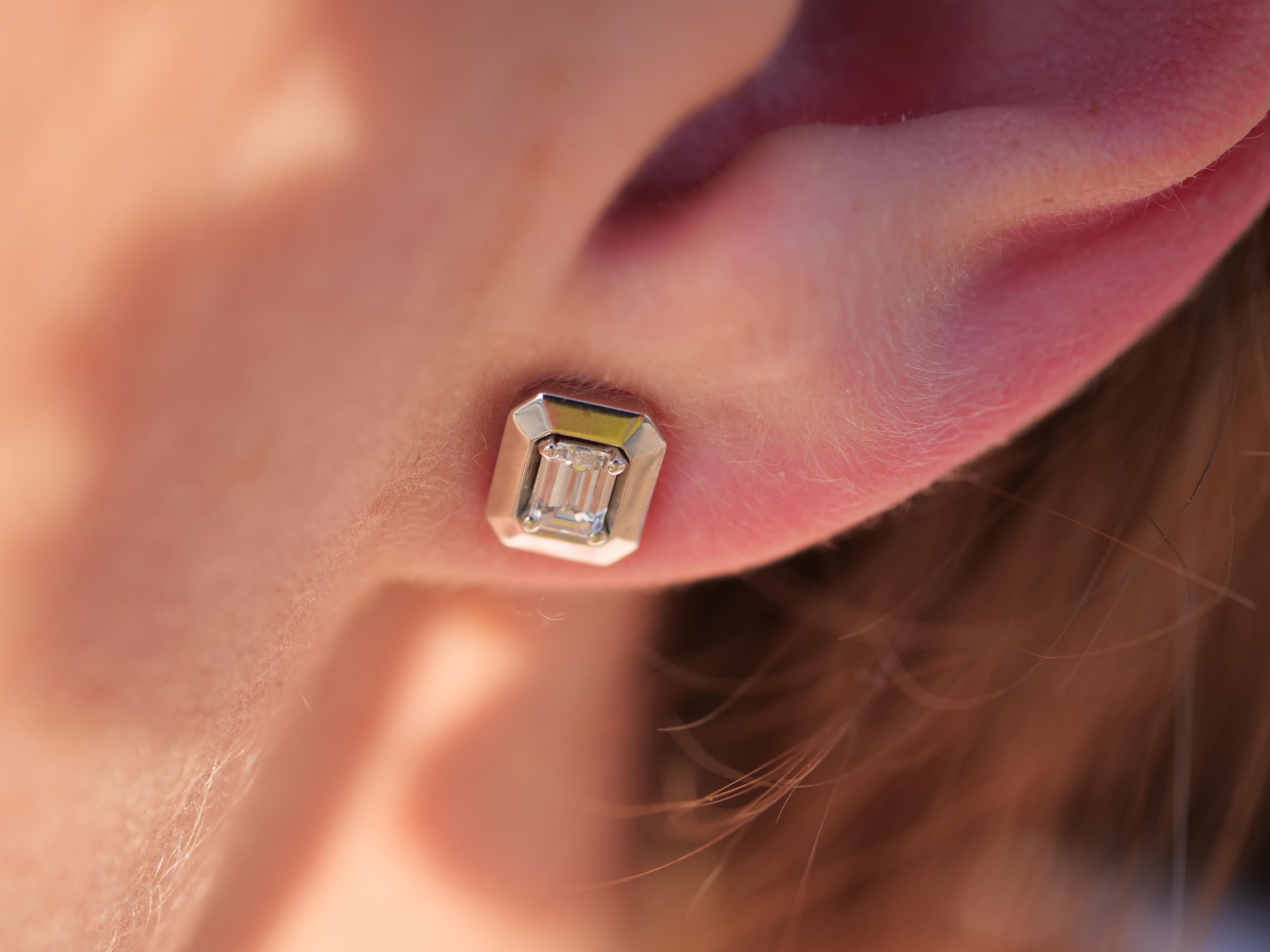 Clous d'oreilles en diamants taille émeraude totalisant 0,40 ct TW VS fabriqués en Italie en vente 5