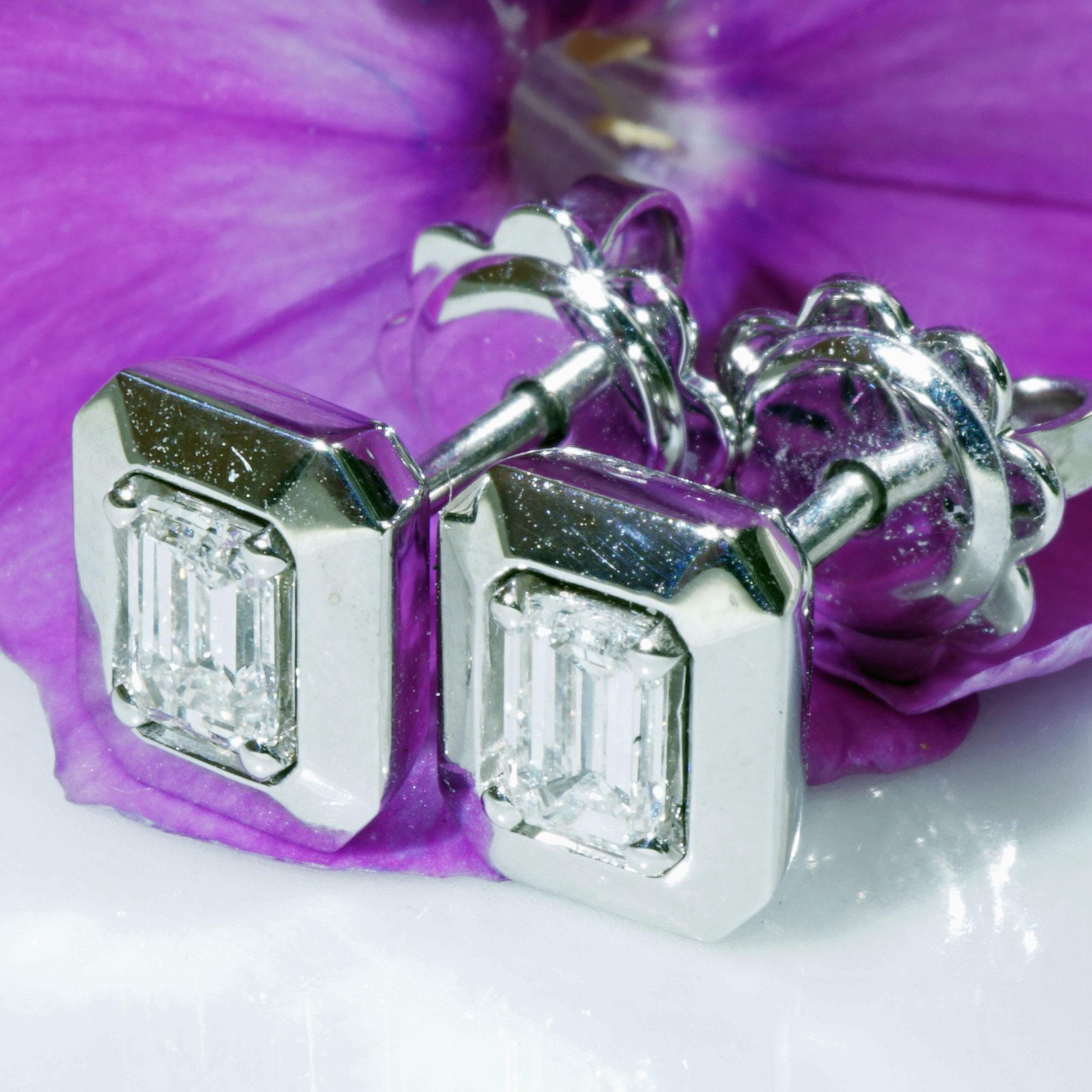 Moderne Clous d'oreilles en diamants taille émeraude totalisant 0,40 ct TW VS fabriqués en Italie en vente