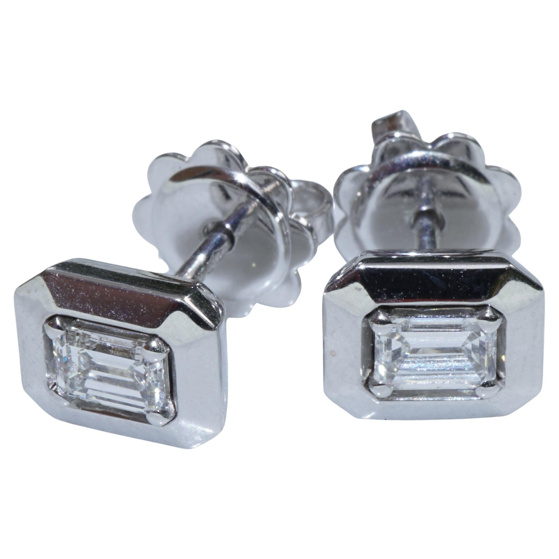 Clous d'oreilles en diamants taille émeraude totalisant 0,40 ct TW VS fabriqués en Italie en vente