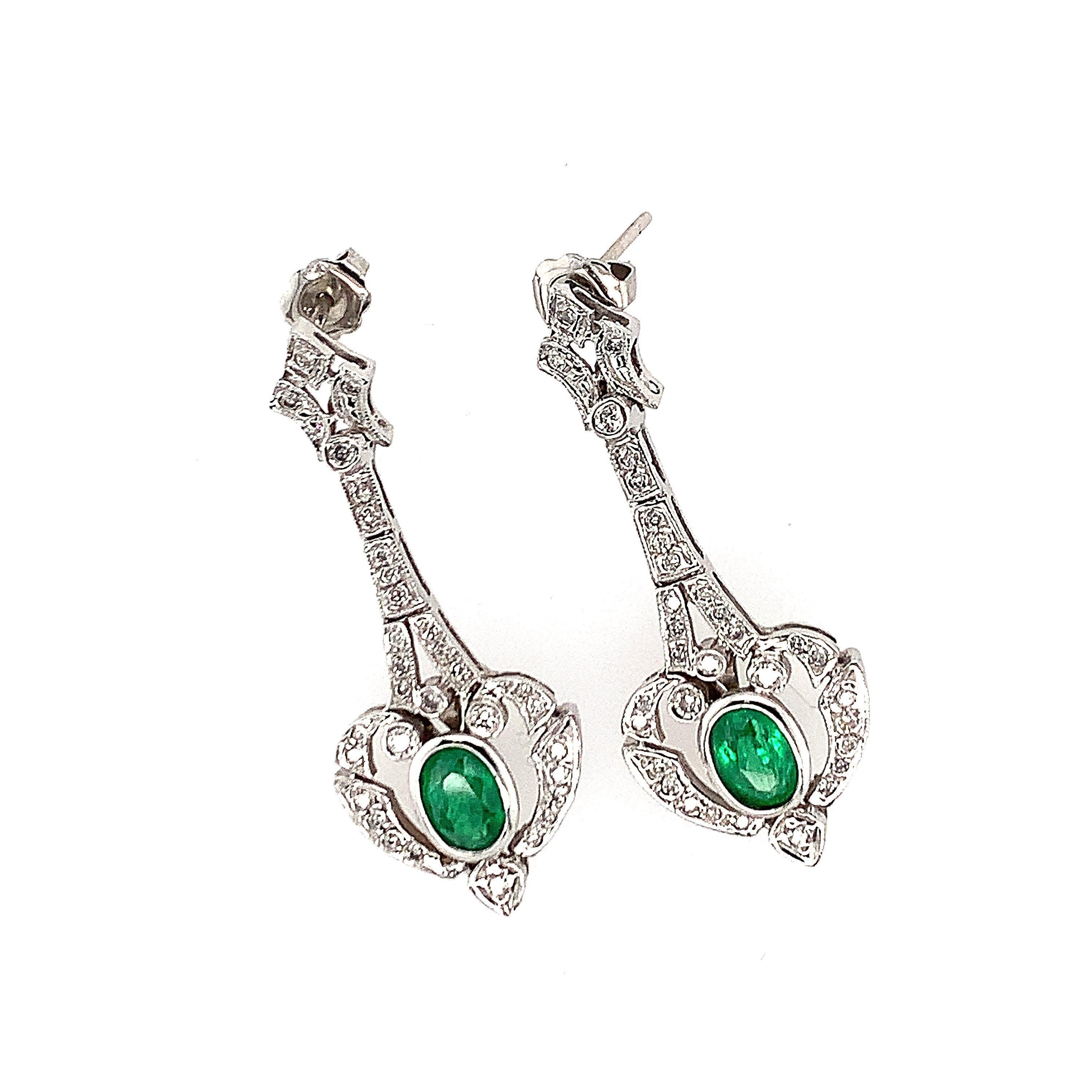 Diamant-Smaragd-Tropfen-Ohrringe im Zustand „Hervorragend“ im Angebot in New York, NY