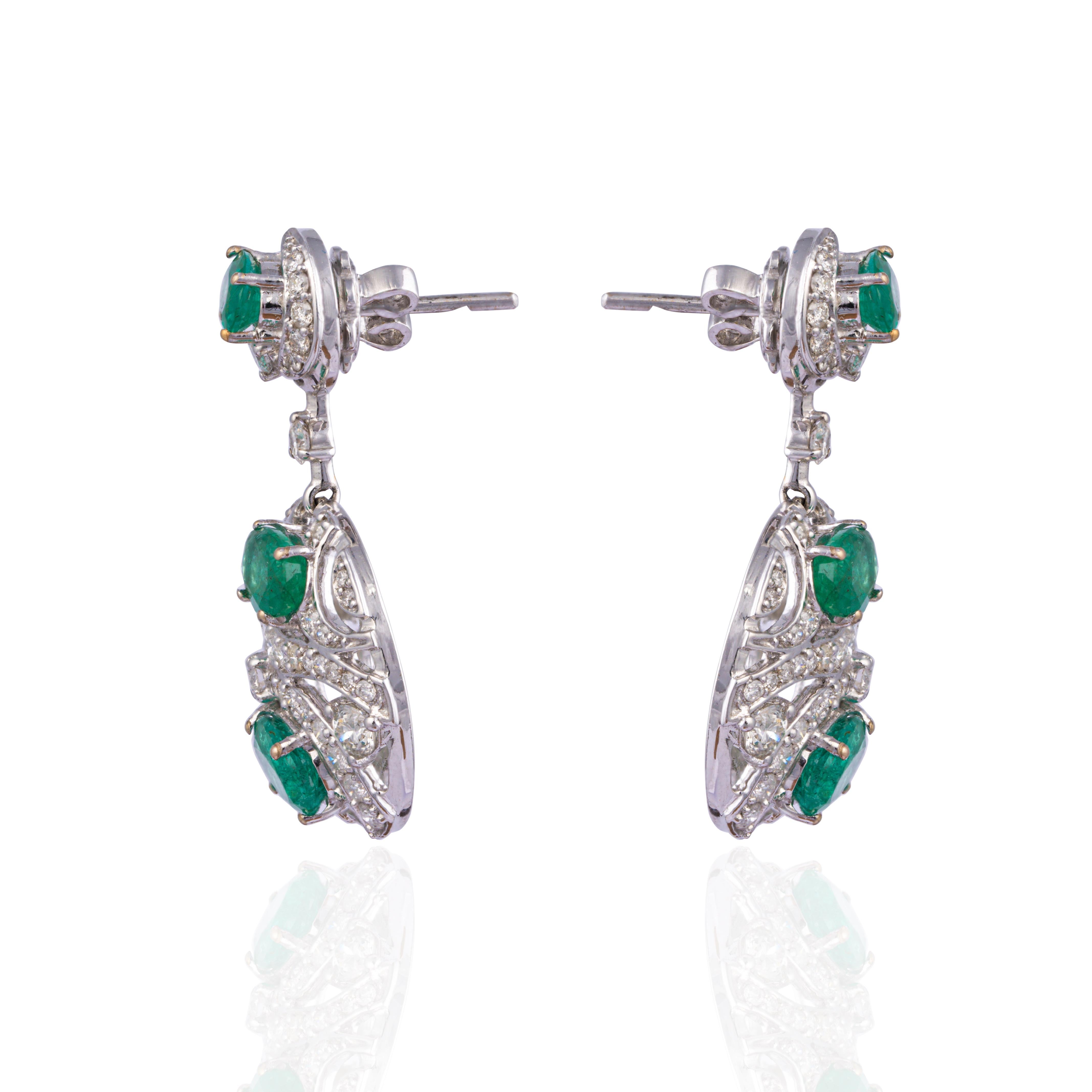 18k gold 1.81cts Diamond & 4.88cts Emerald Earring In New Condition In jaipur, IN