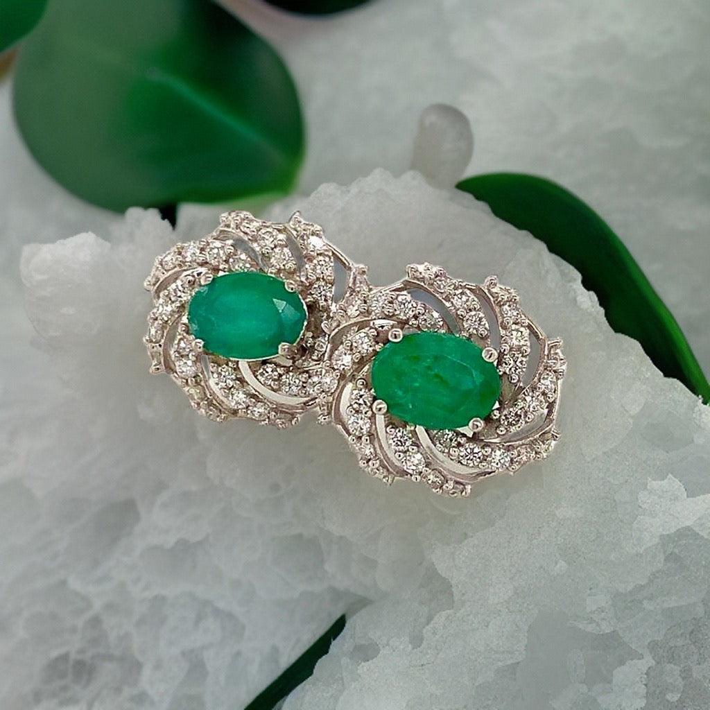 Orecchini con diamante e smeraldo in oro bianco 14 carati 4,05 TCW certificati in vendita 4
