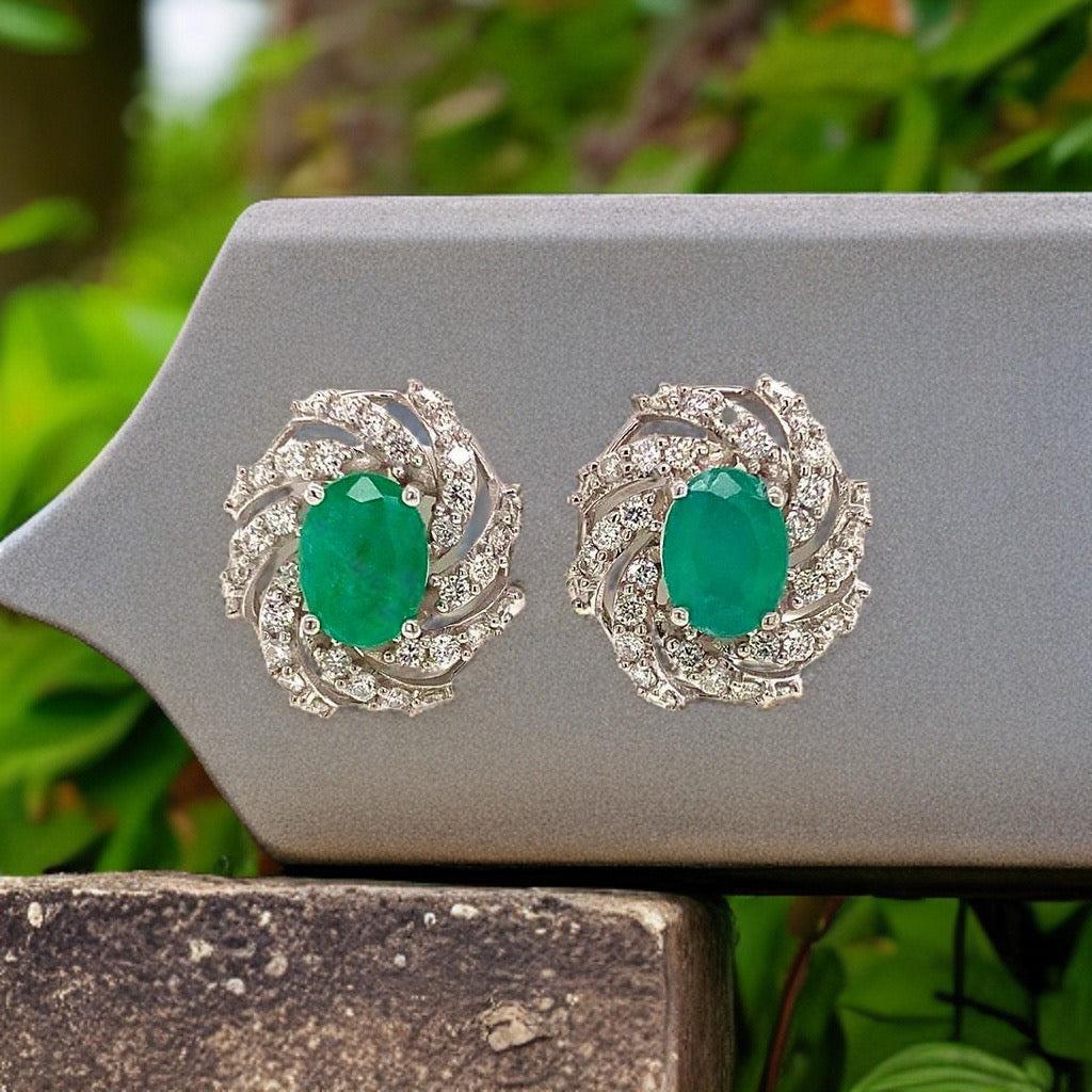 Orecchini con diamante e smeraldo in oro bianco 14 carati 4,05 TCW certificati In condizioni Nuovo in vendita a Brooklyn, NY