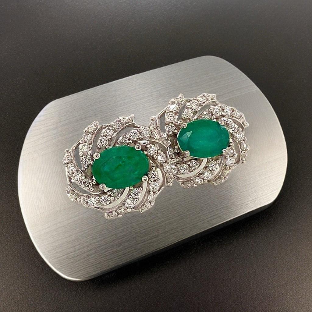 Orecchini con diamante e smeraldo in oro bianco 14 carati 4,05 TCW certificati in vendita 2