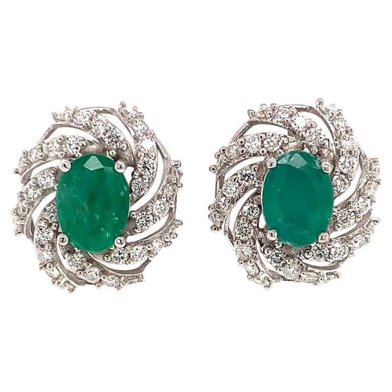 Boucles d'oreilles en or blanc 14 carats avec diamants et émeraudes certifiées TCW de 4,05 carats