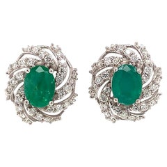Boucles d'oreilles en or blanc 14 carats avec diamants et émeraudes certifiées TCW de 4,05 carats
