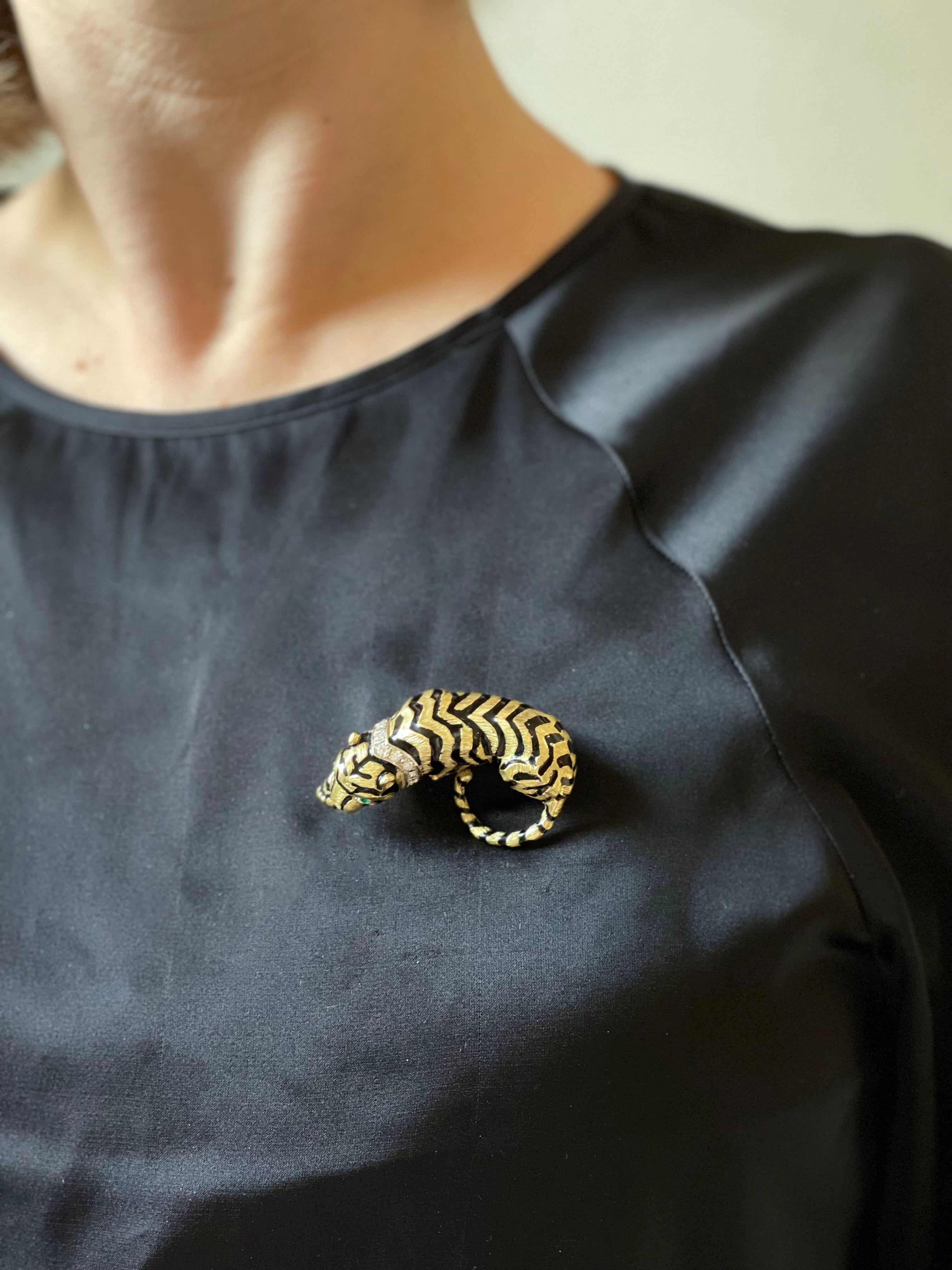 Brosche aus 18 Karat Gold und Emaille mit kauerndem Tiger, geschmückt mit Smaragdaugen und ca. 0,45ctw Diamanten am Halsband. Die Brosche misst 2 1/8