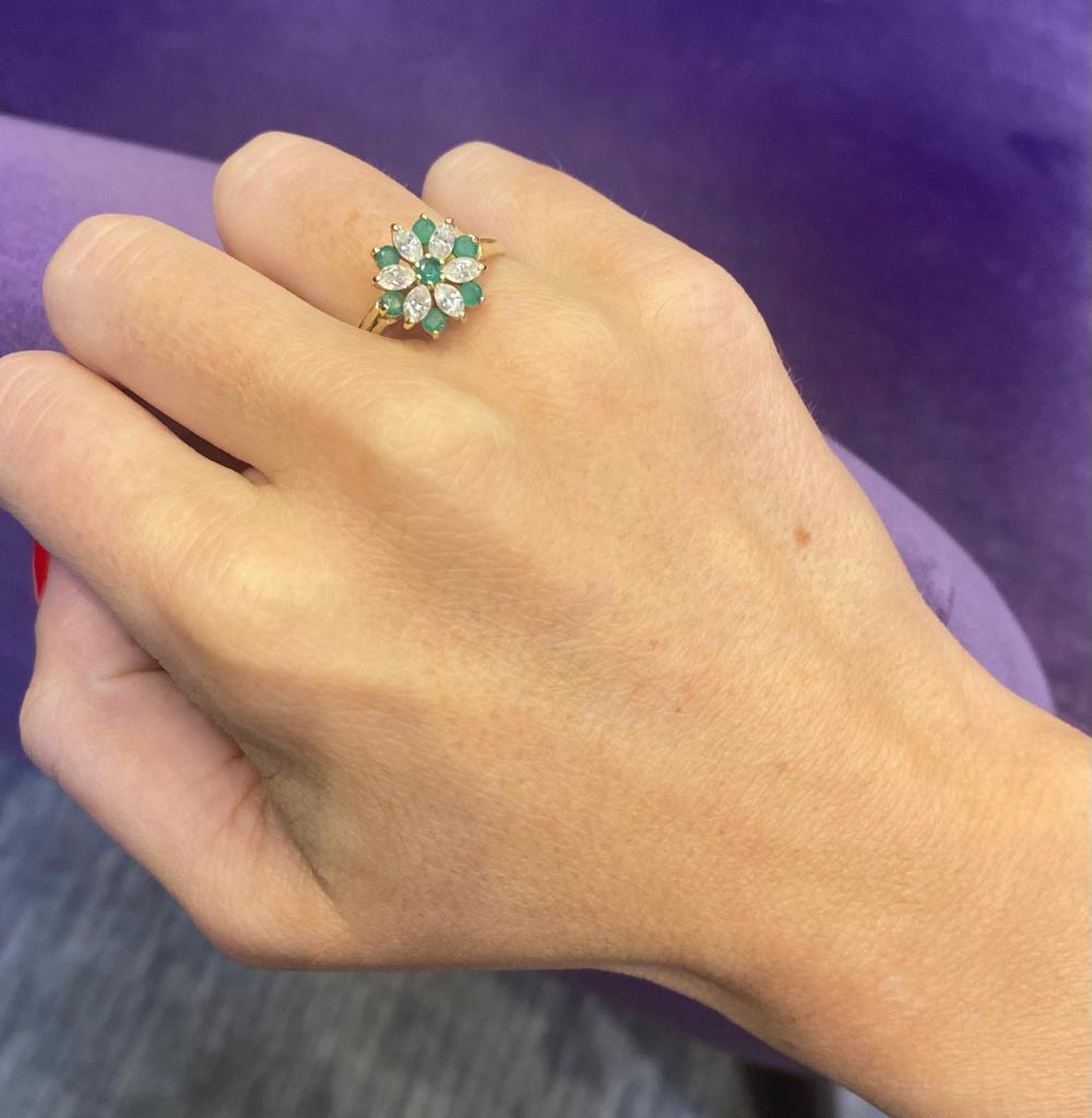 Blumenring mit Diamant und Smaragd (Marquiseschliff) im Angebot