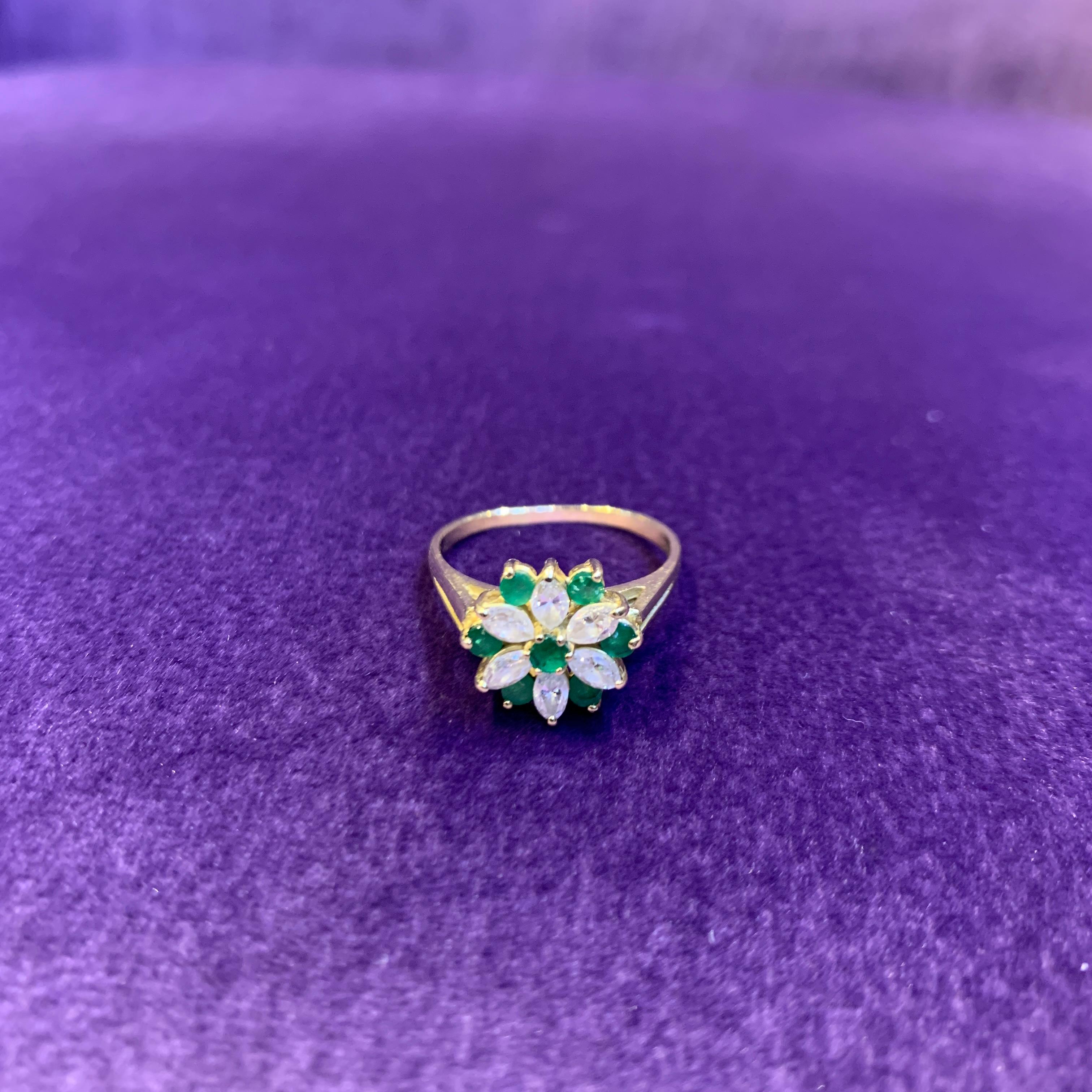 Blumenring mit Diamant und Smaragd  im Zustand „Hervorragend“ im Angebot in New York, NY