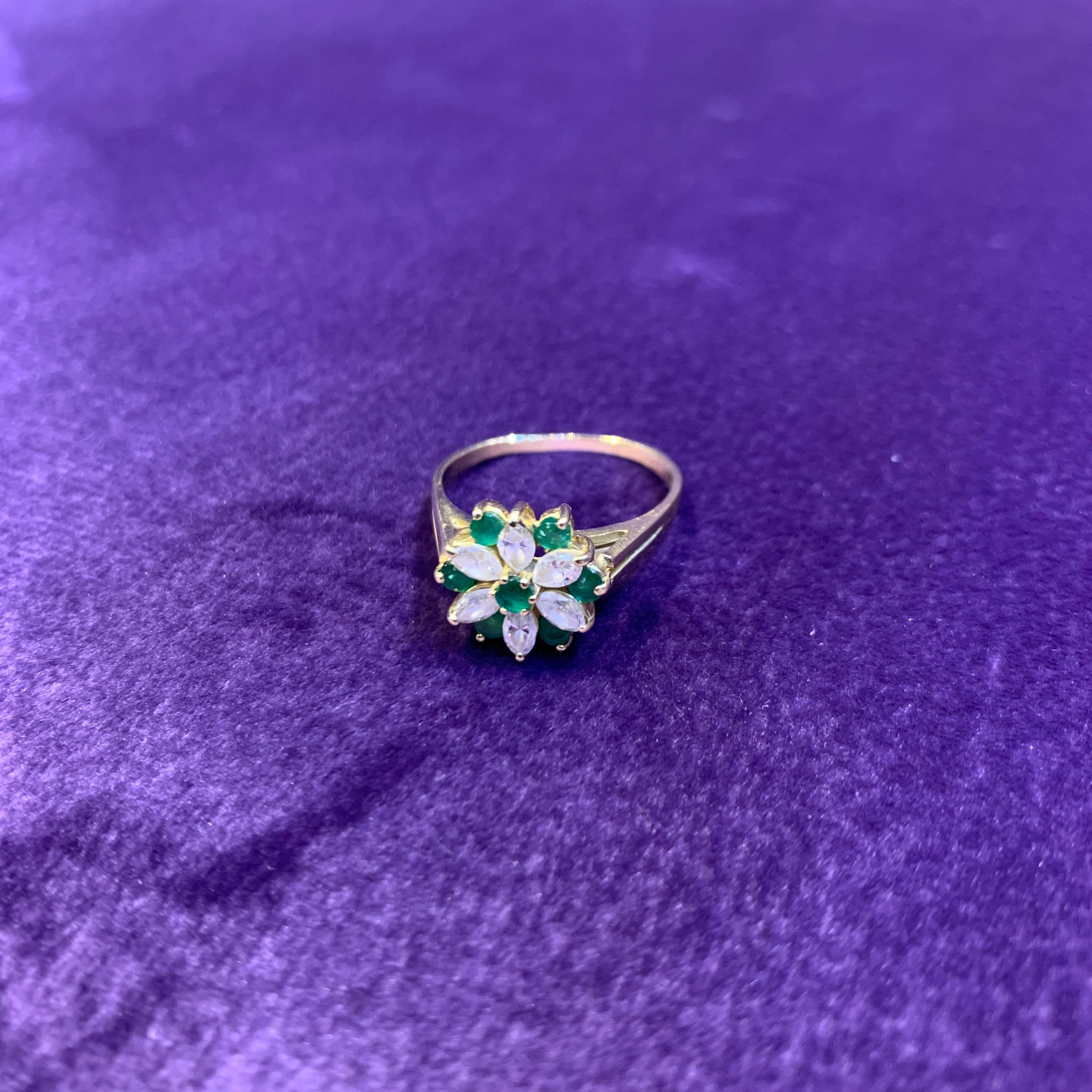 Blumenring mit Diamant und Smaragd Damen im Angebot