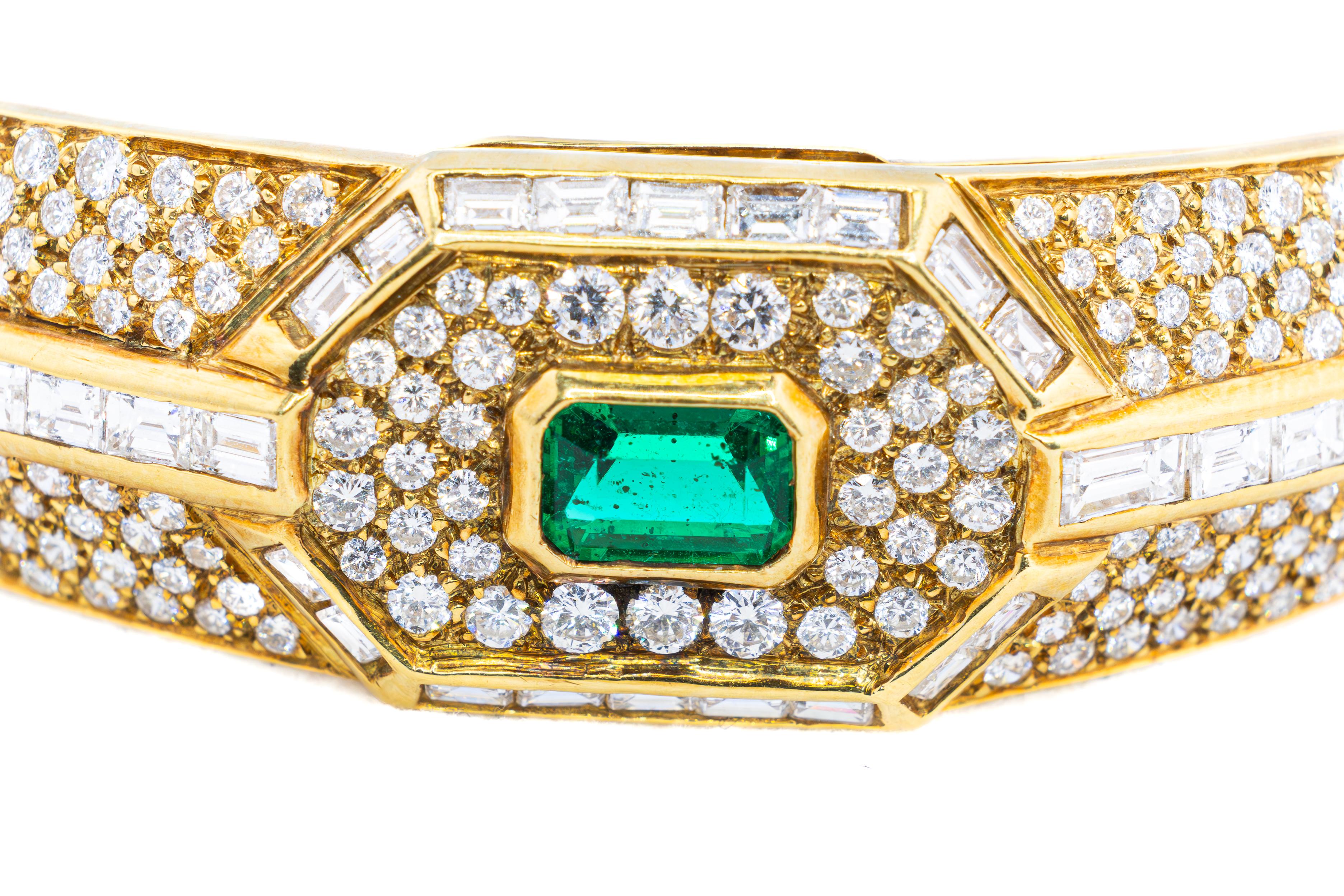 Bracciale in oro con diamanti e smeraldi

Realizzato in oro a 18 carati, questo pezzo maestoso presenta un vivido smeraldo del peso di circa 1,34 carati, che emana una straordinaria allure verde. Intorno al centro sono presenti 40 diamanti a taglio