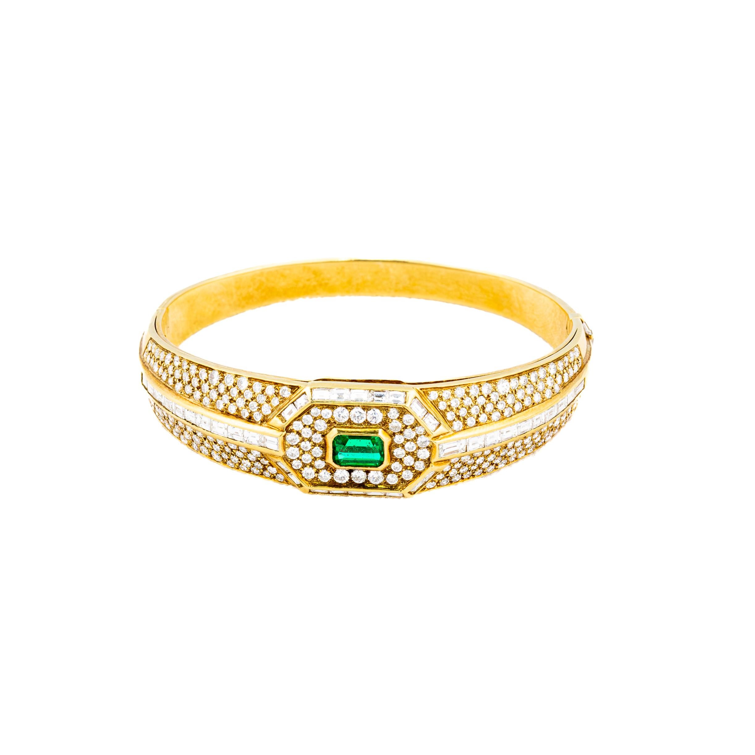 Rétro Bracciale in oro con diamanti e smeraldi in vendita