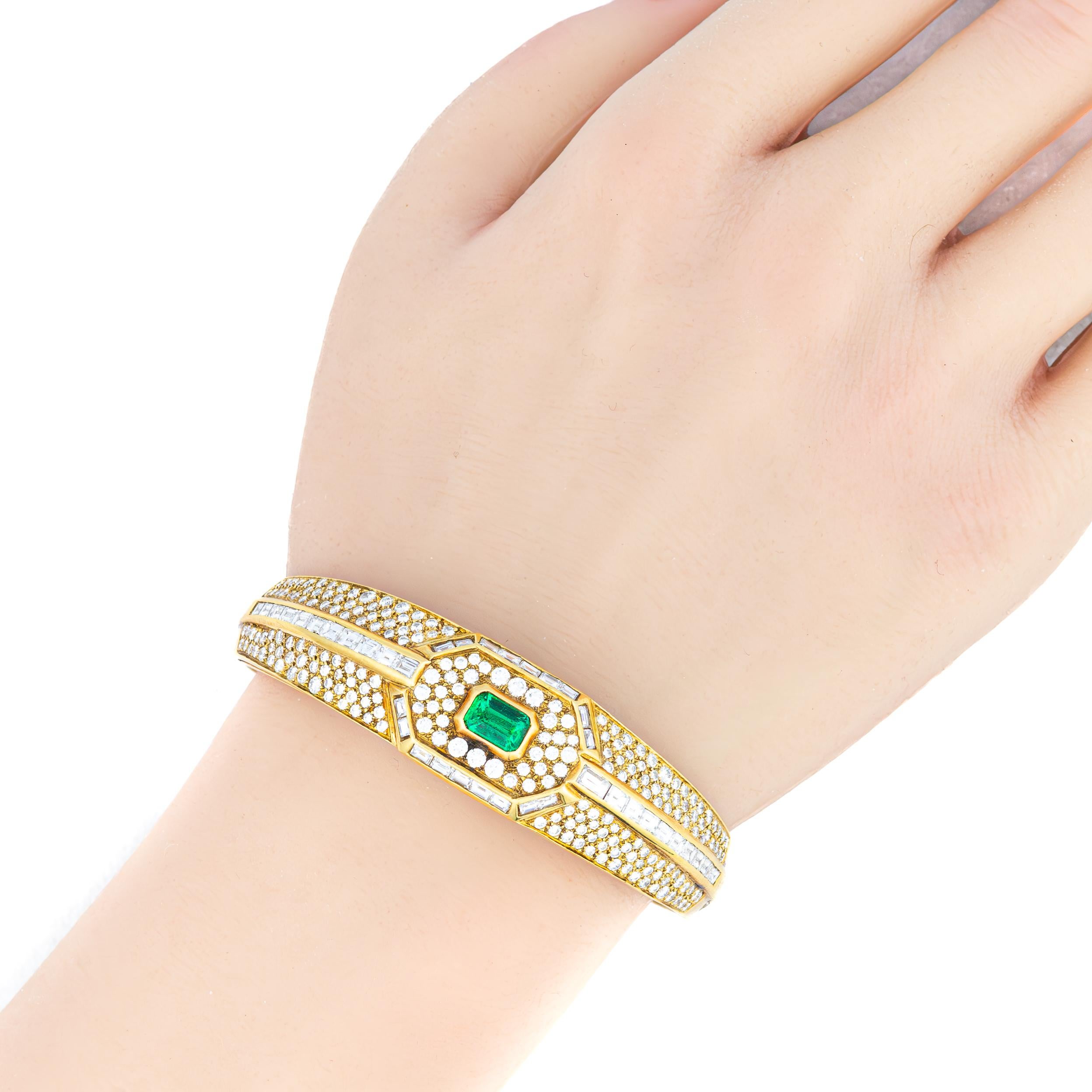 Taglio rotondo Bracciale in oro con diamanti e smeraldi in vendita