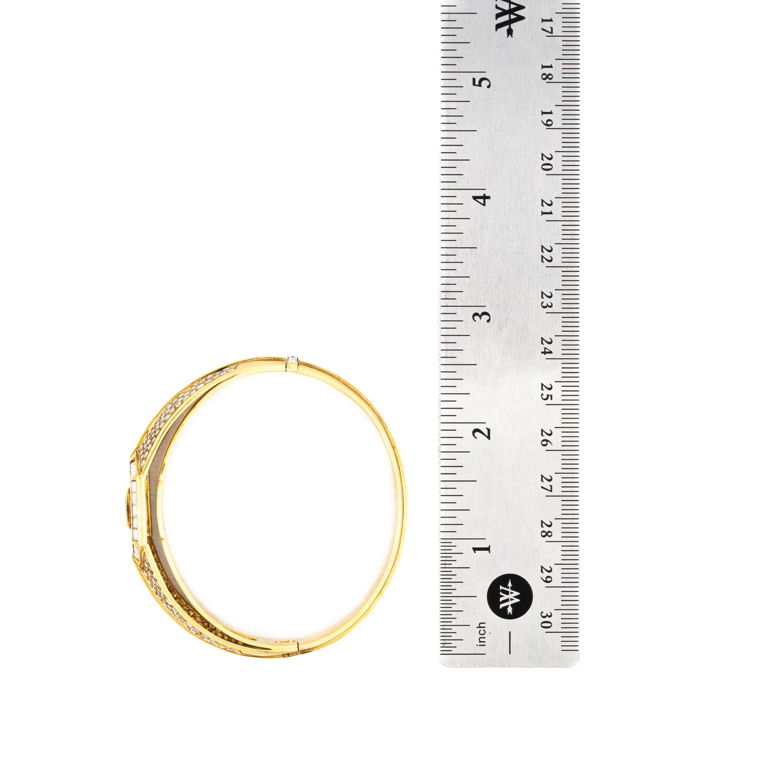 Bracciale in oro con diamanti e smeraldi In condizioni ottime in vendita a New York, NY