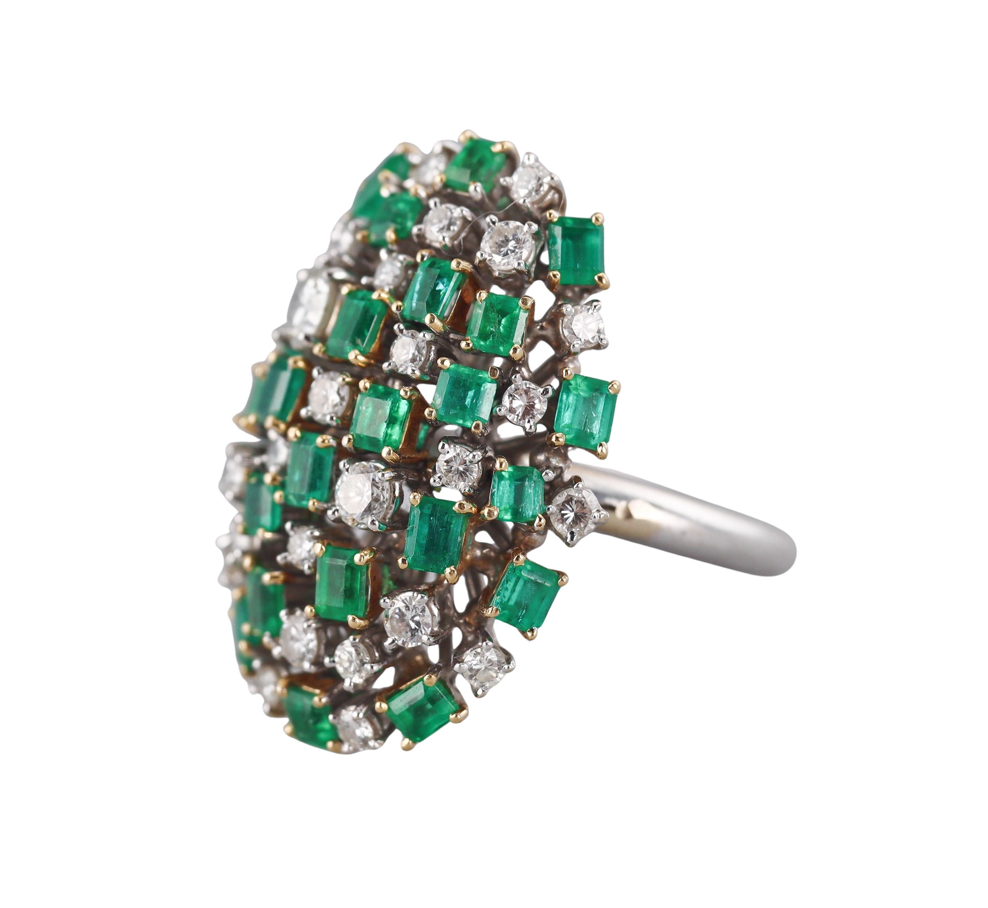 Taglio rotondo Anello cocktail in oro con diamante e smeraldo in vendita