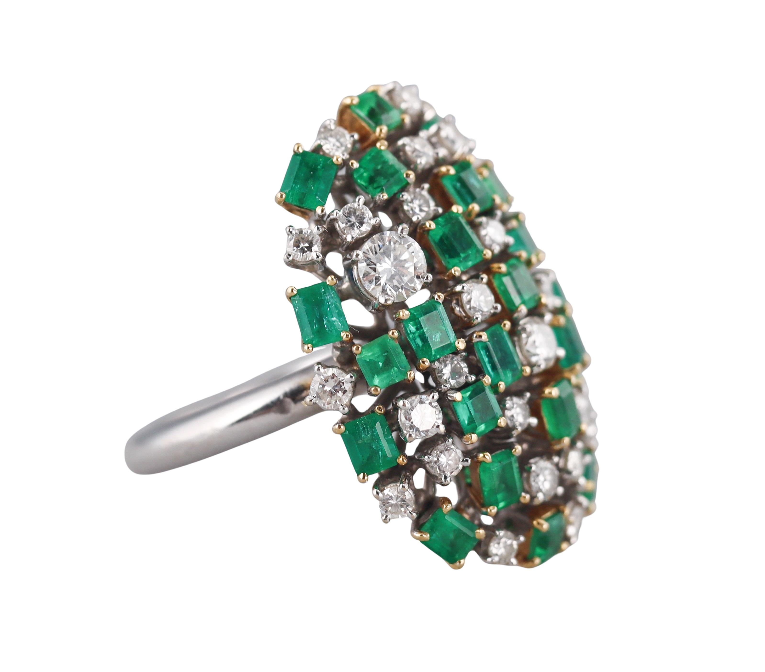 Anello cocktail in oro con diamante e smeraldo In condizioni ottime in vendita a New York, NY