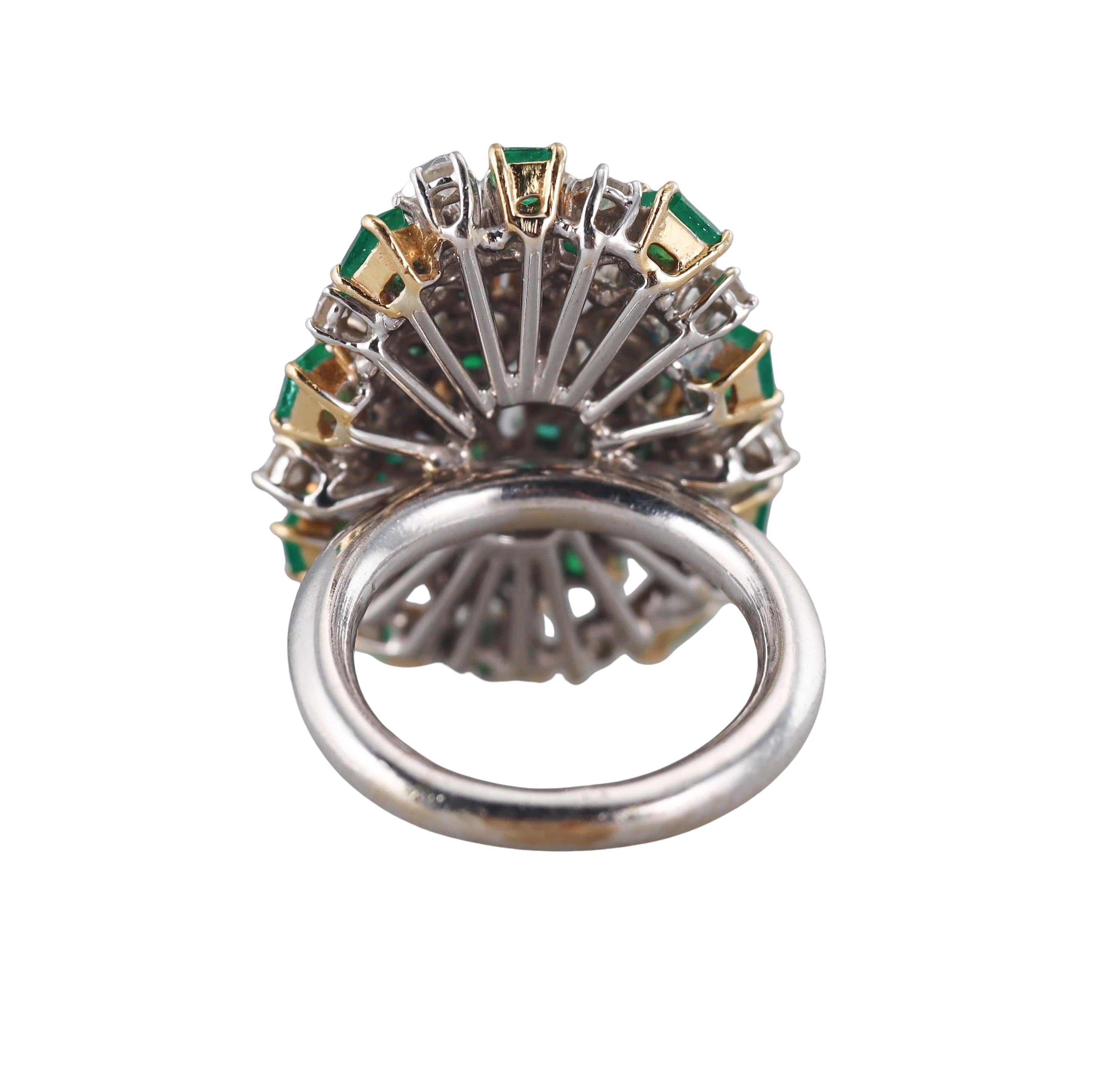 Donna Anello cocktail in oro con diamante e smeraldo in vendita