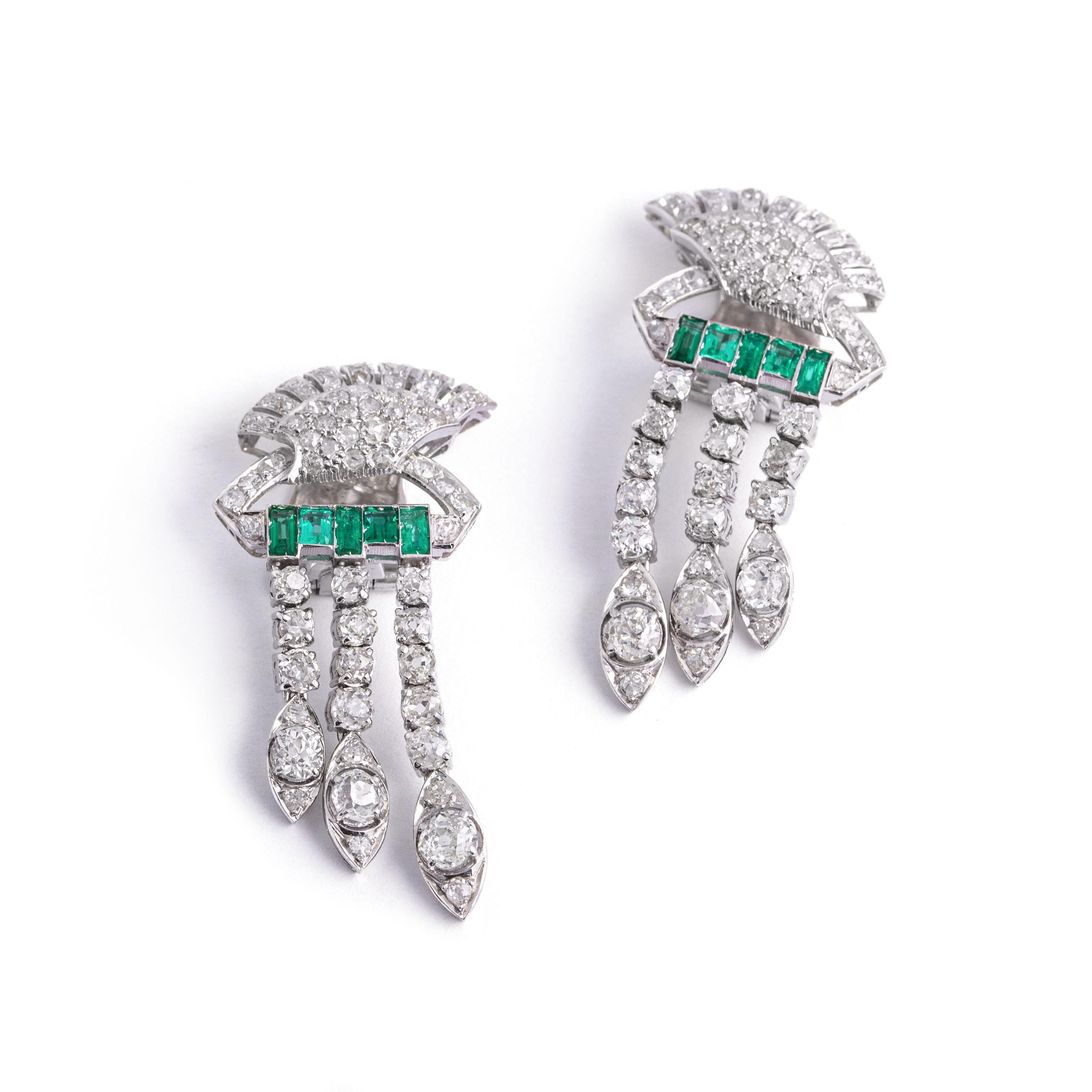 Orecchini in oro con diamanti e smeraldi.
Lavoro italiano. 

Peso totale: 23,07 grammi.
Altezza totale: circa 4.50 centimetri.
Larghezza totale: circa 2.0 centimetri.
