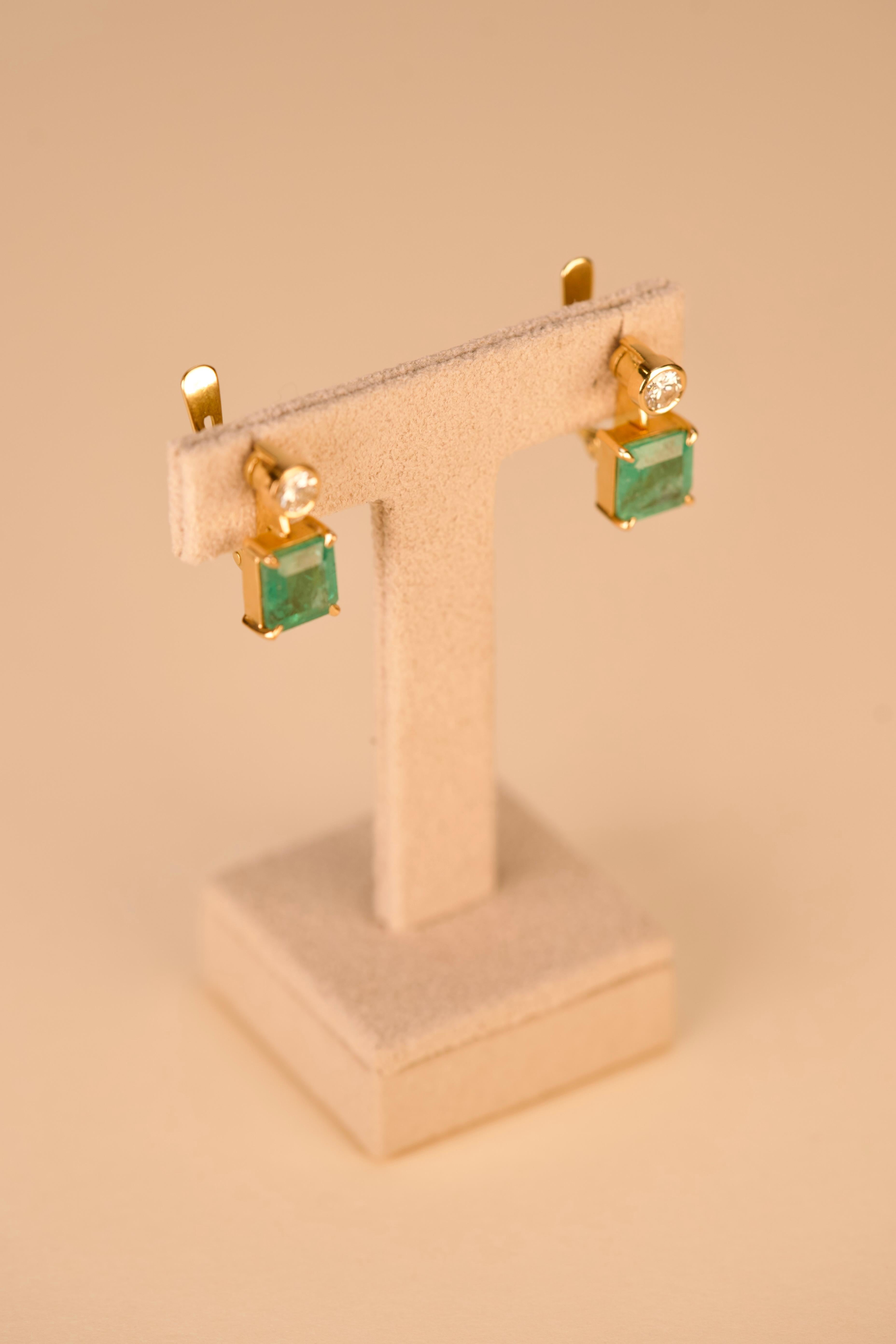 Taglio smeraldo Orecchini in oro con diamante e smeraldo in vendita