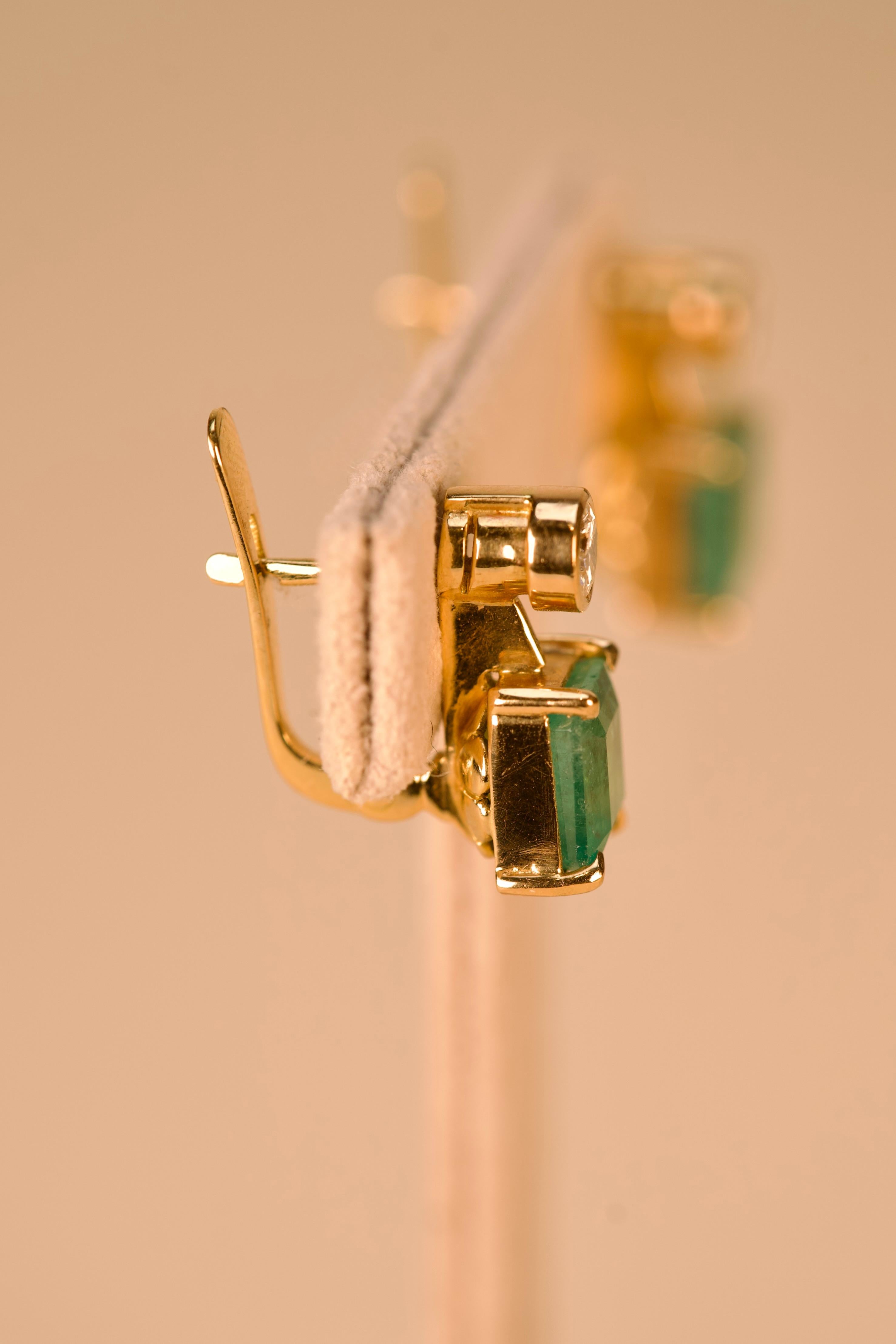 Donna Orecchini in oro con diamante e smeraldo in vendita