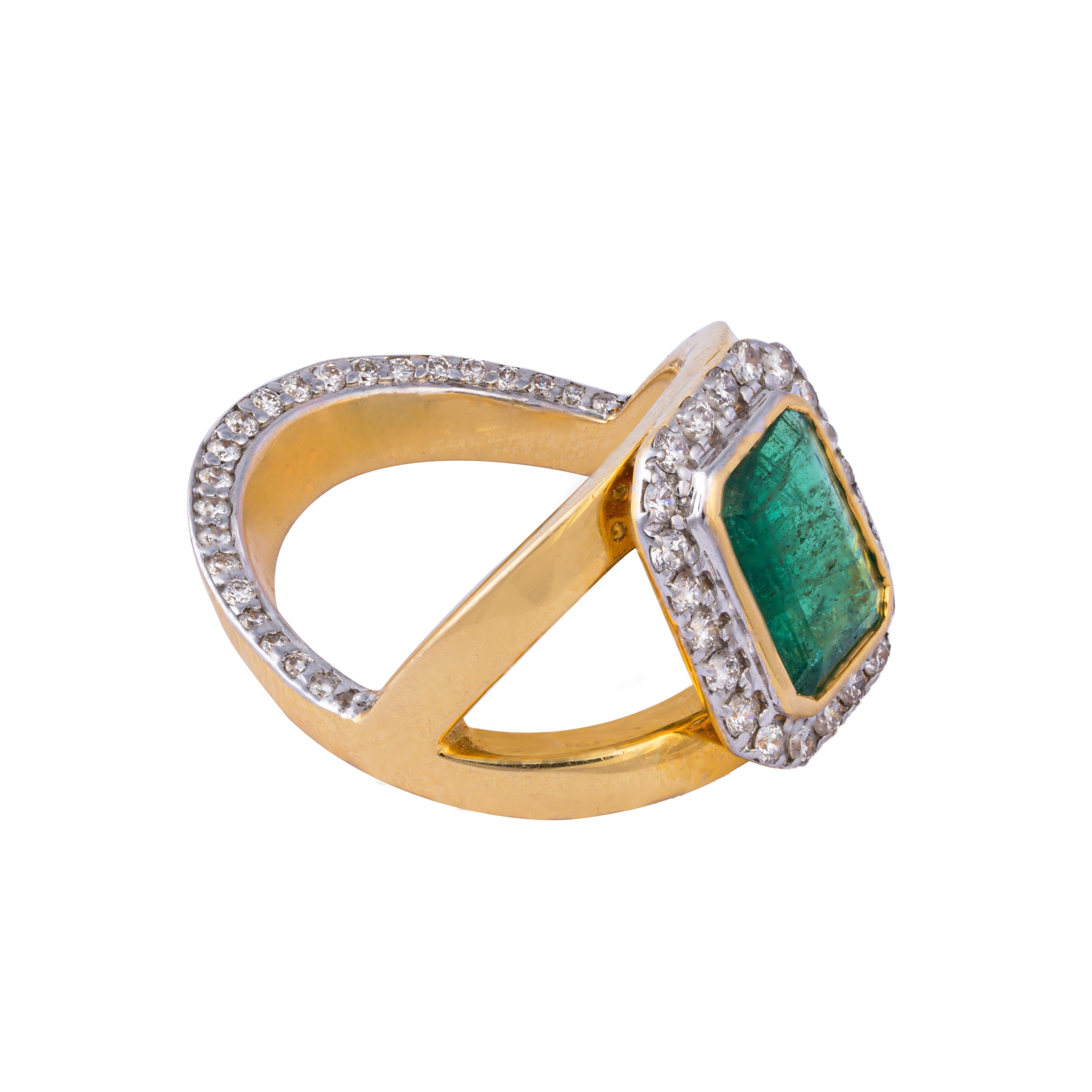 18k gold 0.54cts Diamond & 2.02cts Emerald Ring In New Condition In jaipur, IN