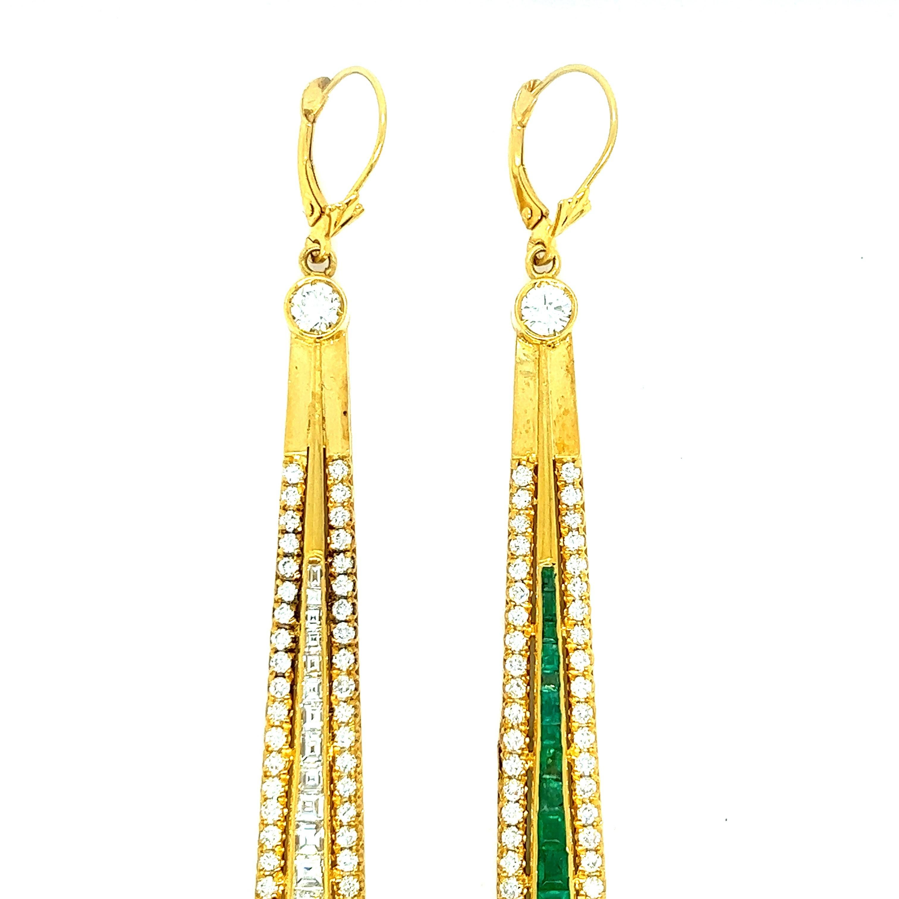 Diamond emerald long drop earrings, made in Italy

Square- and round-cut diamonds of 4 carats, square-cut emeralds of 1 carat, 14 karat yellow gold; marked 14k

Size: width 0.31 inch, length 3 inches
Total weight: 16.9 grams