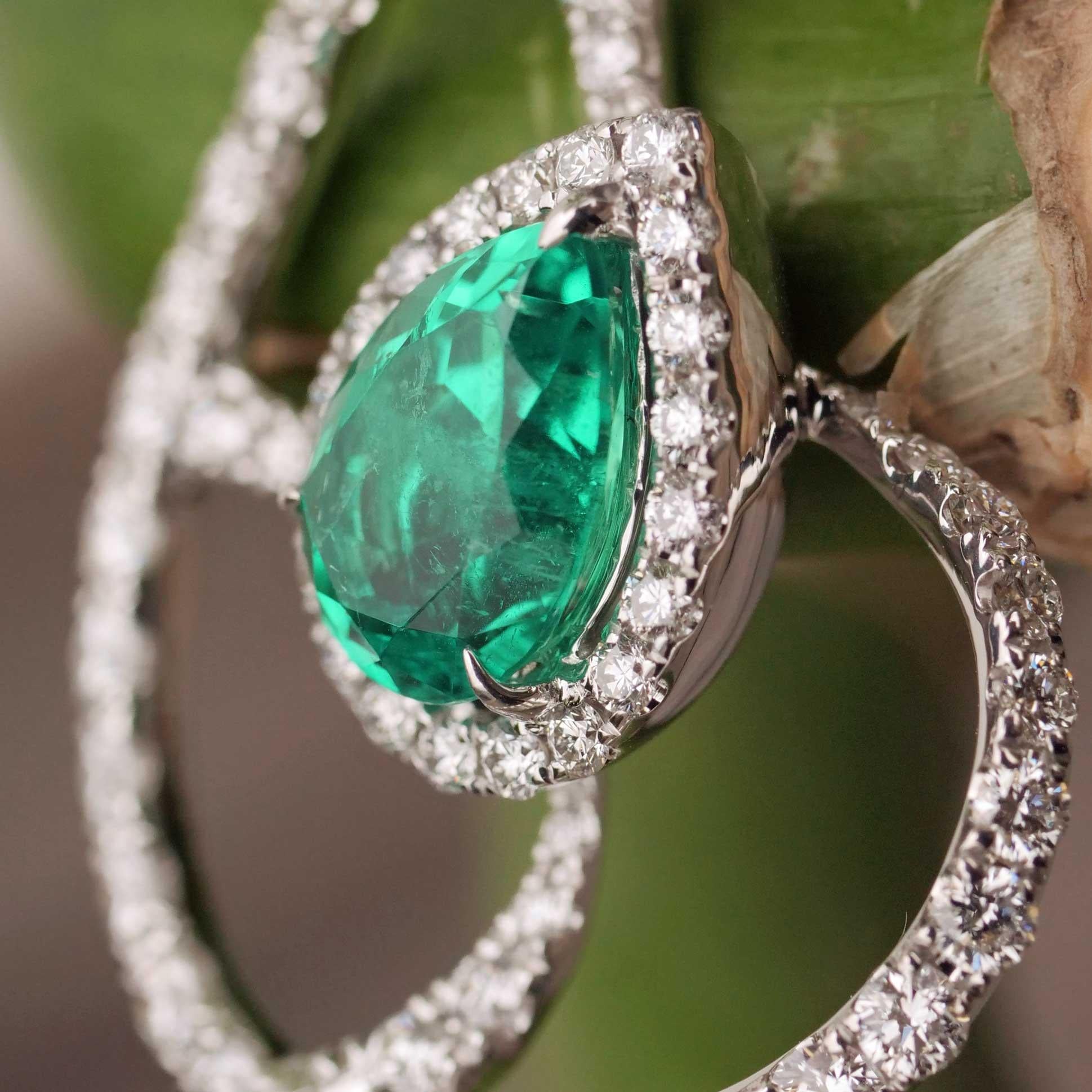 Collana con diamanti e smeraldi 18 kt Greene & Greene, colore verde smeraldo brillante in vendita 1