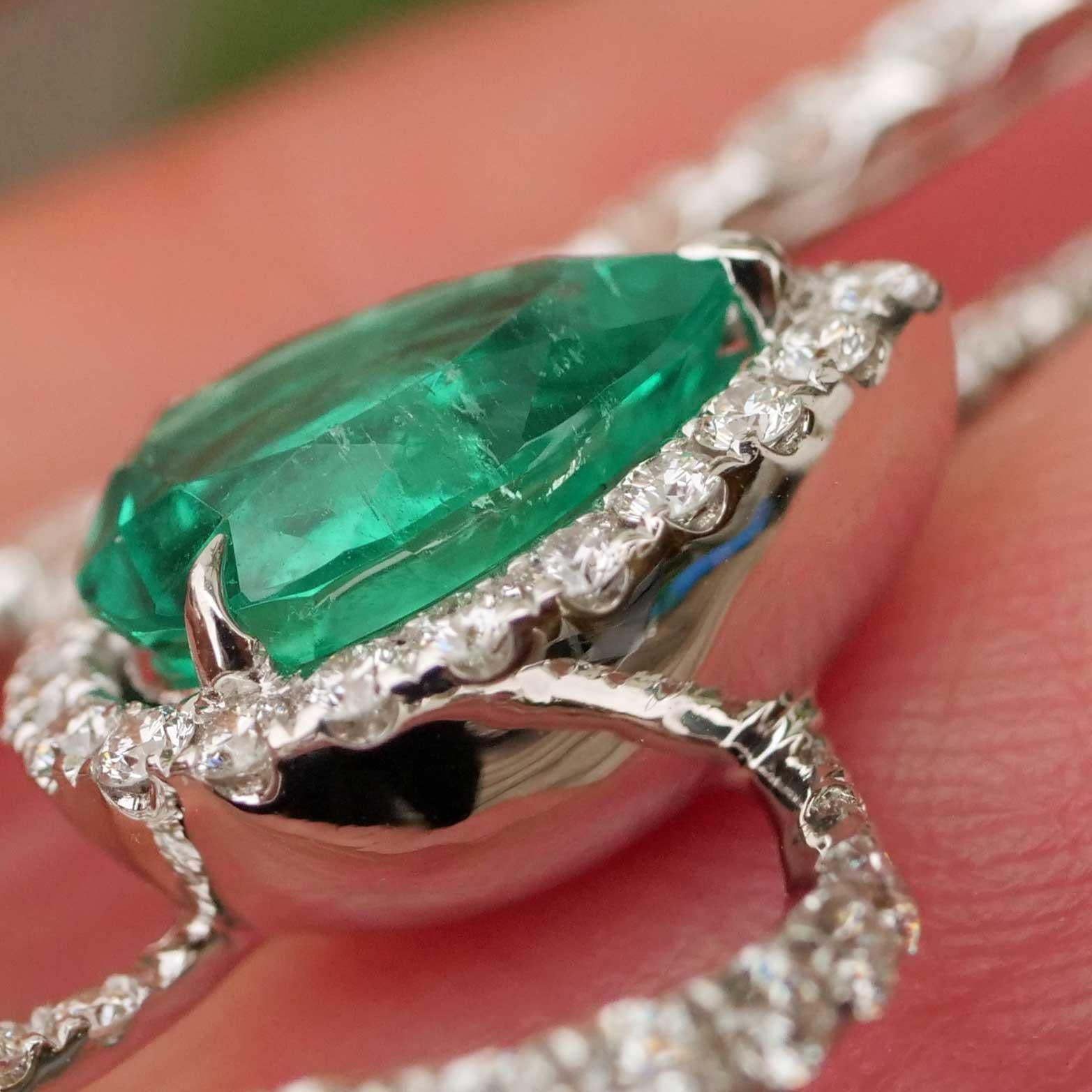 Collana con diamanti e smeraldi 18 kt Greene & Greene, colore verde smeraldo brillante in vendita 3