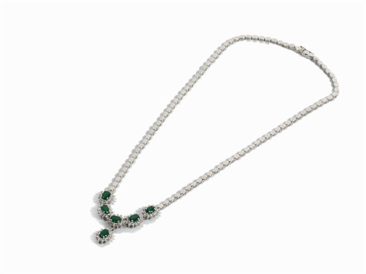 - Description of the
- 750 white gold
- hallmarked with the fineness
- Numerous diamonds of together approx. 0.97 ct of good to very good color and uniformity
- 6 emeralds of total ca. 2,92 ct, translucent
- length of the necklace: ca. 41,5 cm
-