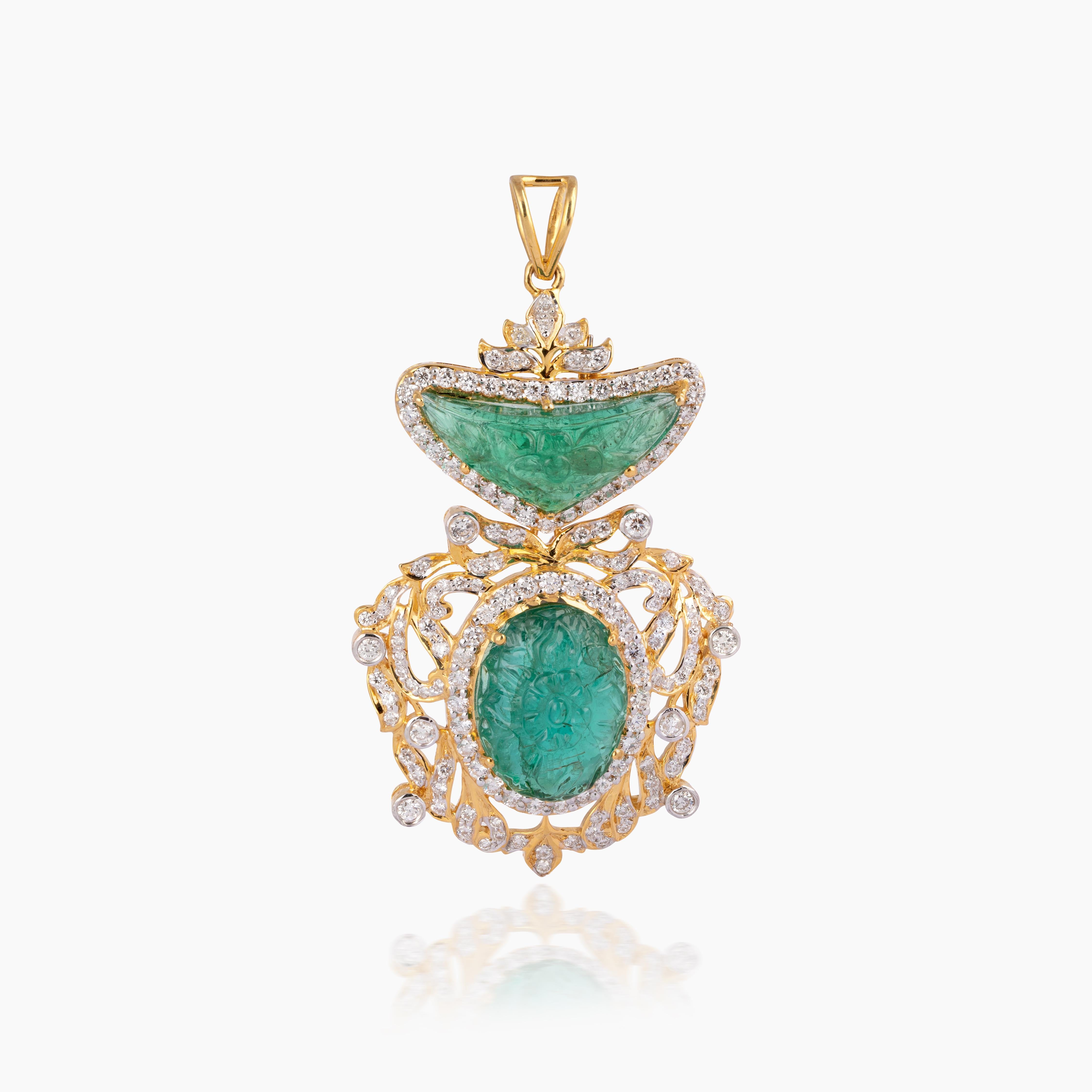 Diamond Emerald Pendant in 18k gold  In New Condition For Sale In New York, NY