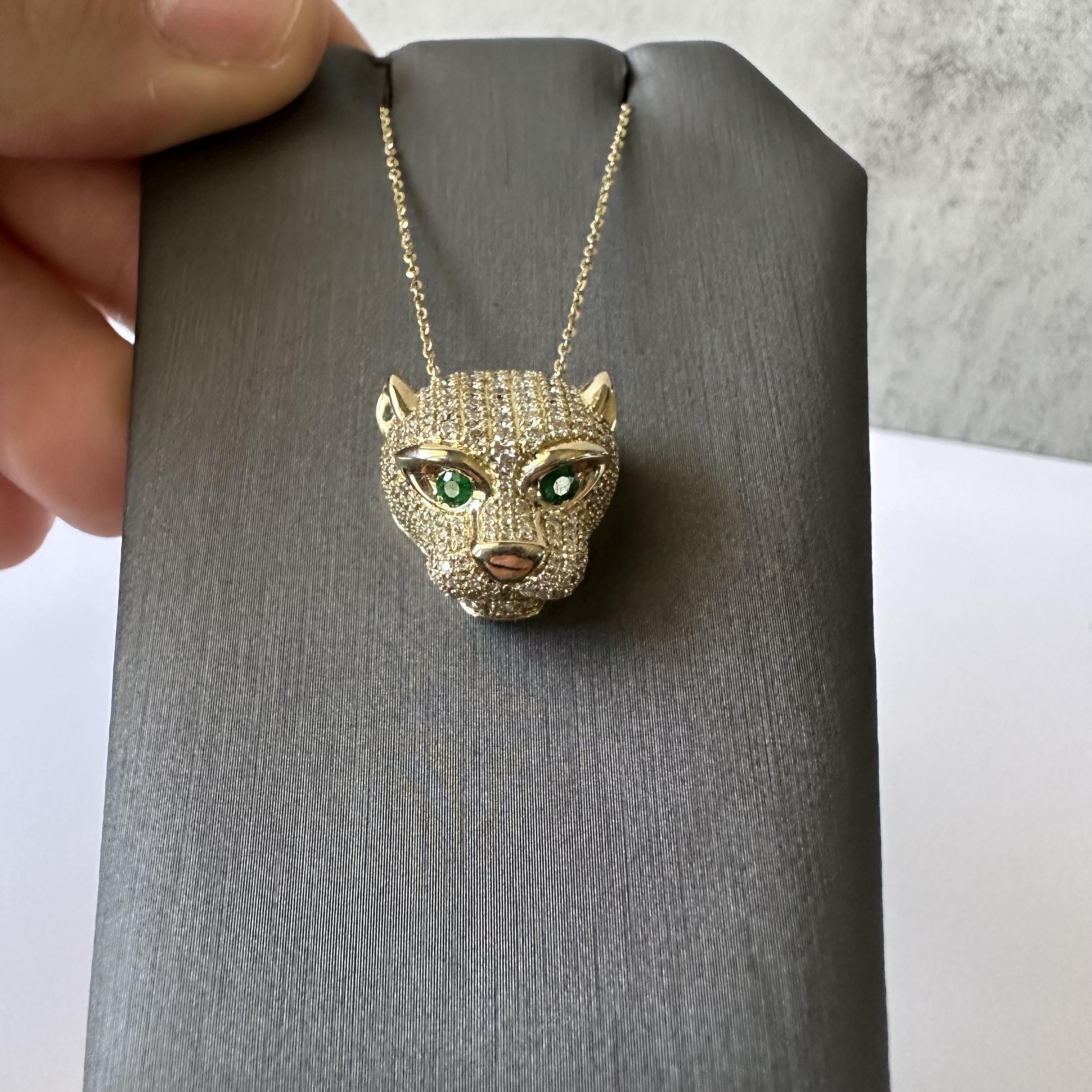 Faites une déclaration féroce avec ce superbe collier à tête de panthère en diamants et émeraudes, réalisé en luxueux or jaune 14kt. Avec un poids total de 1,10 carats (ctw) de diamants naturels de couleur FG et de pureté VS, cette pièce captivante