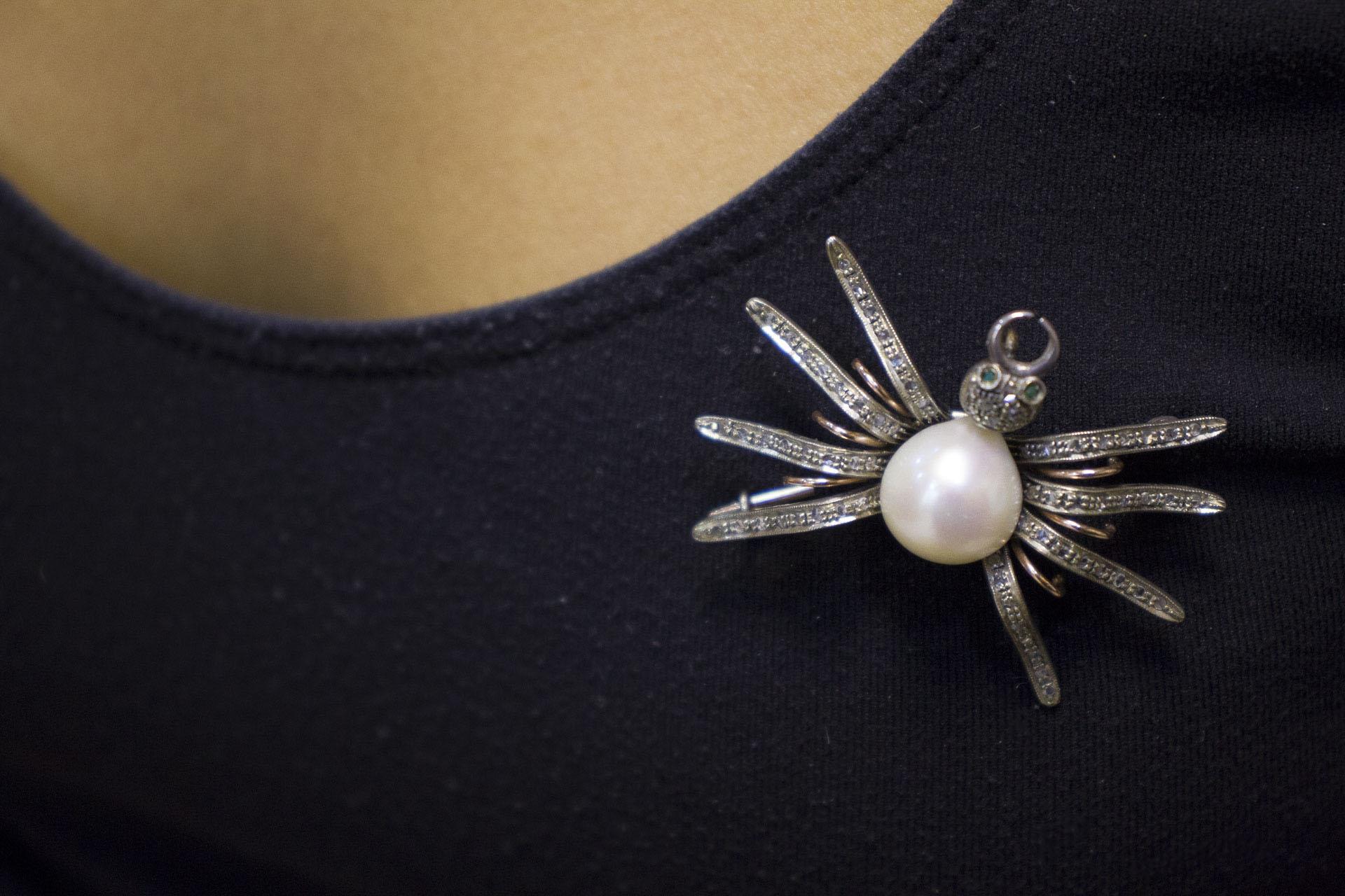 Diamond Emerald Pearl Rose Gold and Silver Spider Shape Pendant Necklace/Brooch In Good Condition In Marcianise, Marcianise (CE)